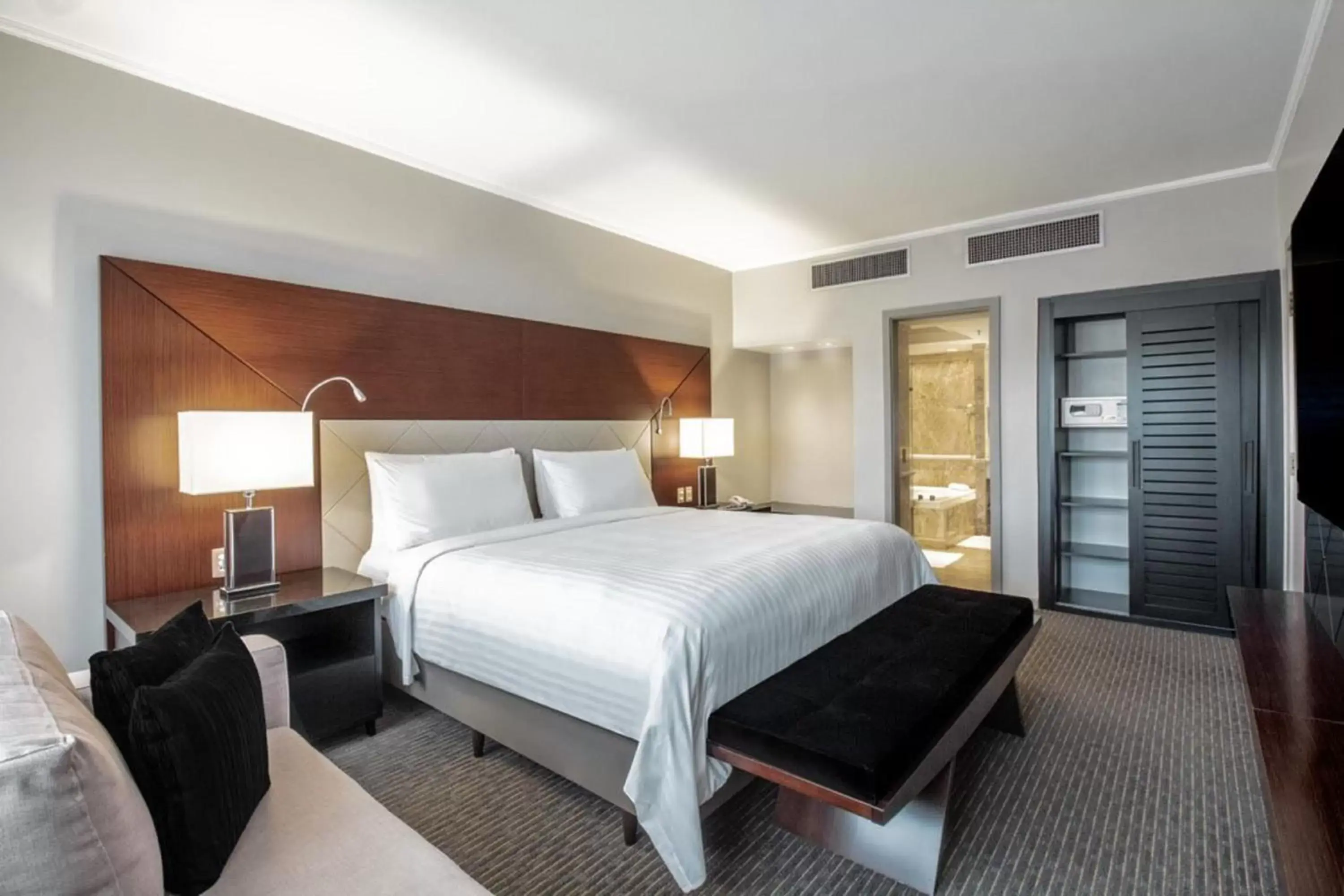 Bedroom, Bed in Marriott São Paulo Airport Hotel