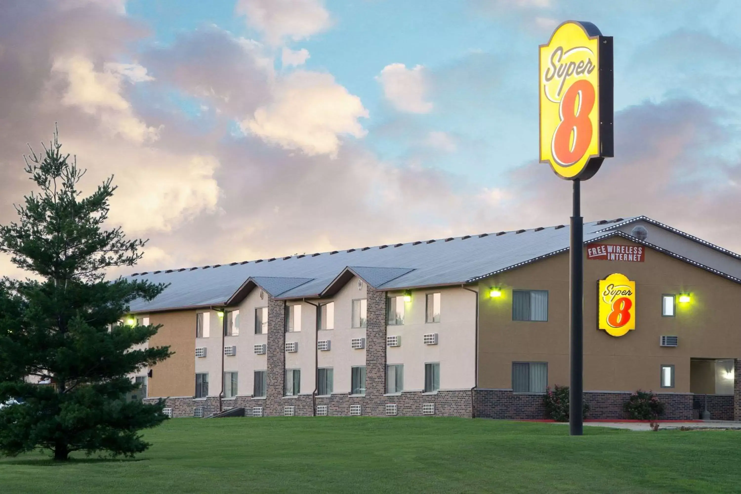 Property building in Super 8 by Wyndham Chillicothe