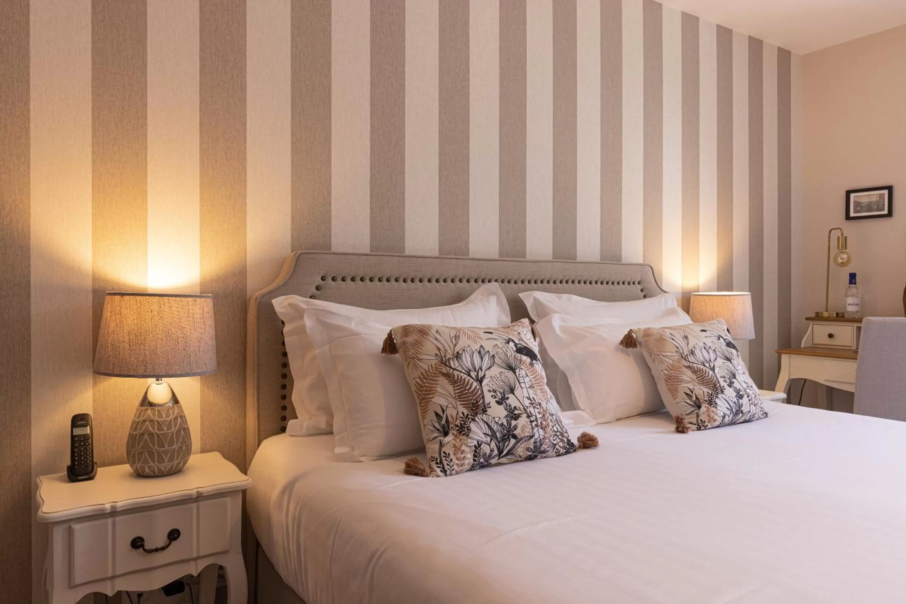 Bed in Hôtel-Restaurant des Augustins