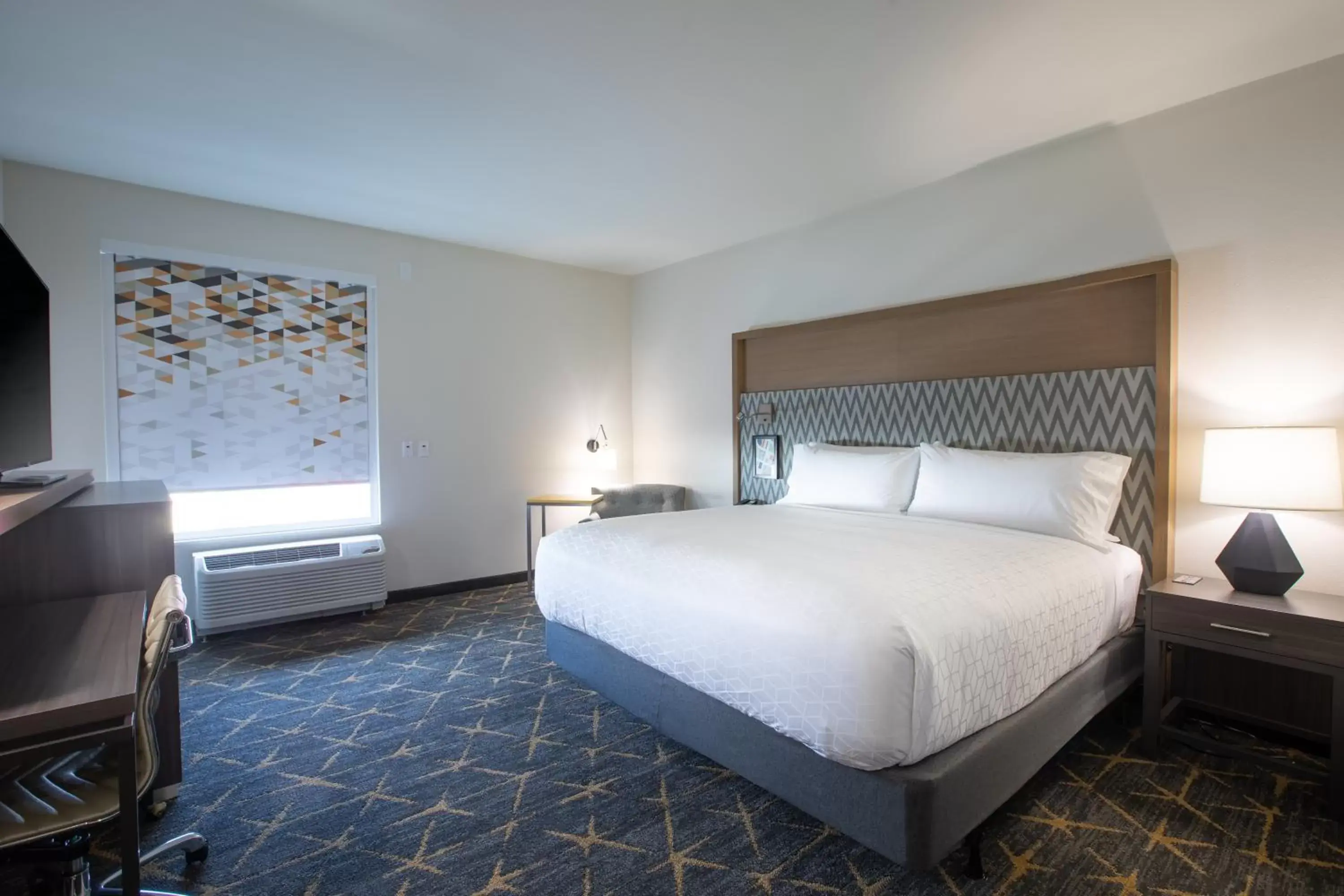 Property building, Bed in Holiday Inn Greenville - Woodruff Road, an IHG Hotel