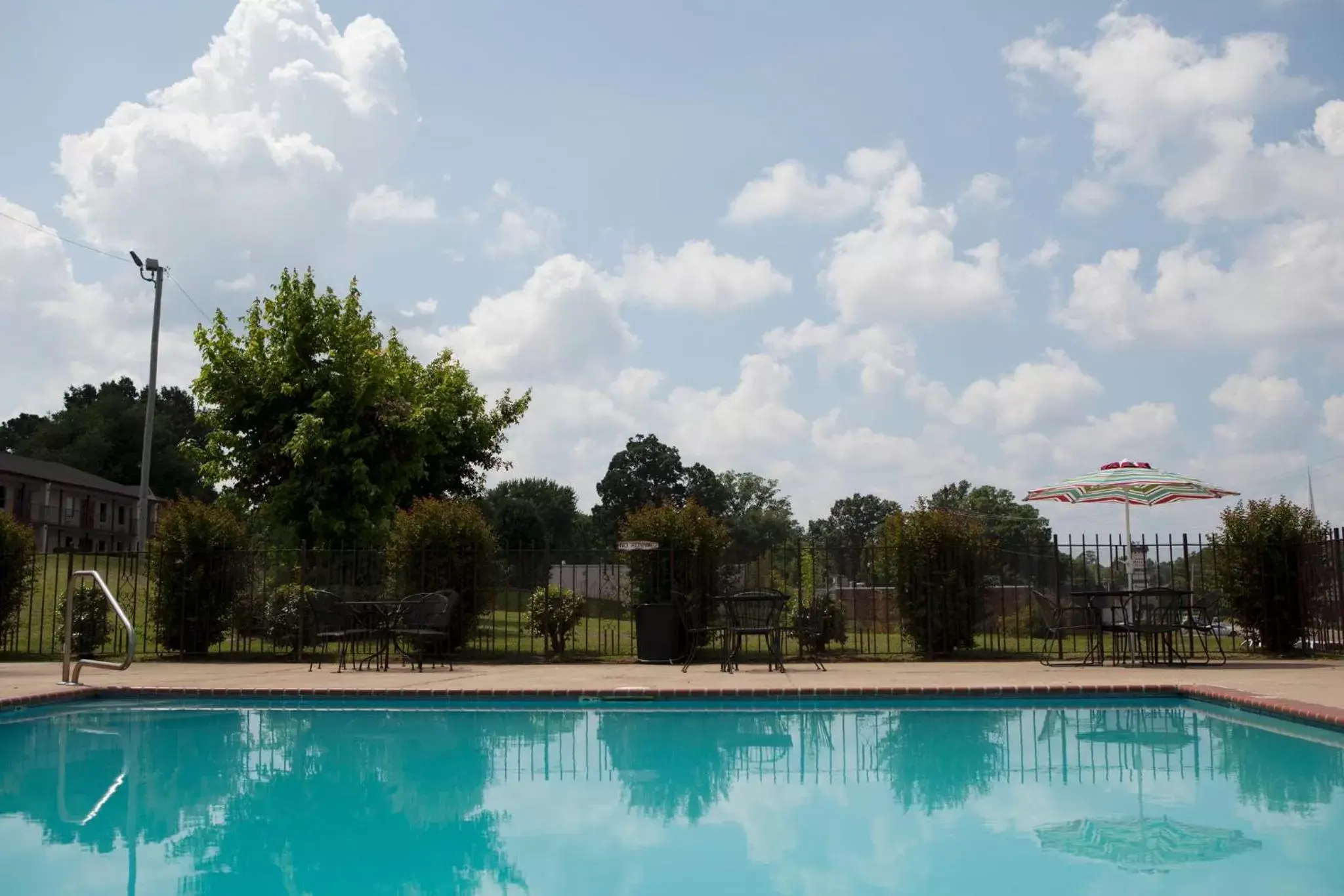 Swimming Pool in Red Roof Inn & Suites Jackson, TN