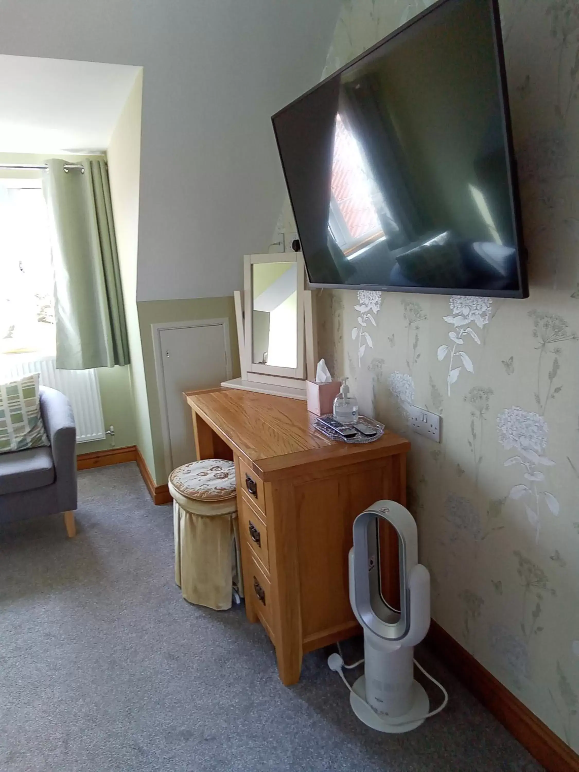 TV and multimedia, TV/Entertainment Center in White Cottage B and B