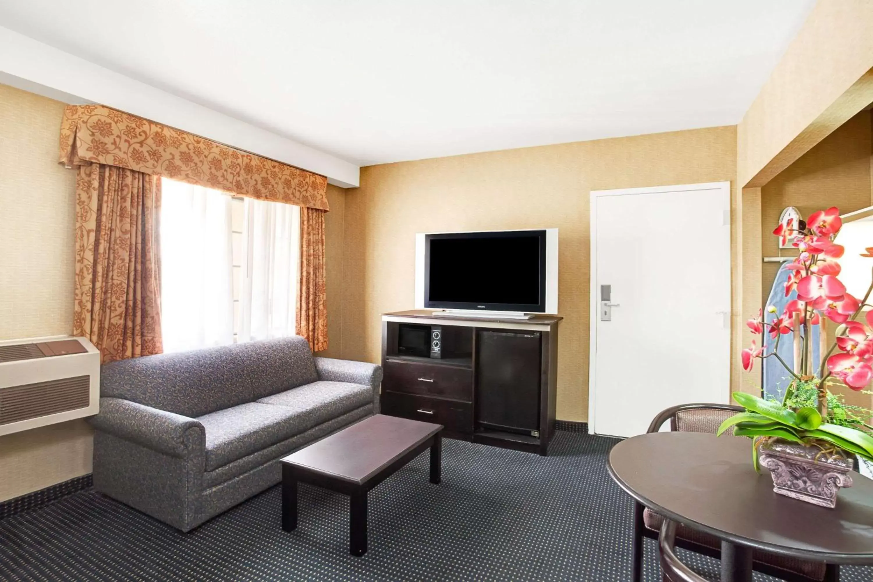 Photo of the whole room, Seating Area in Days Inn & Suites by Wyndham Artesia