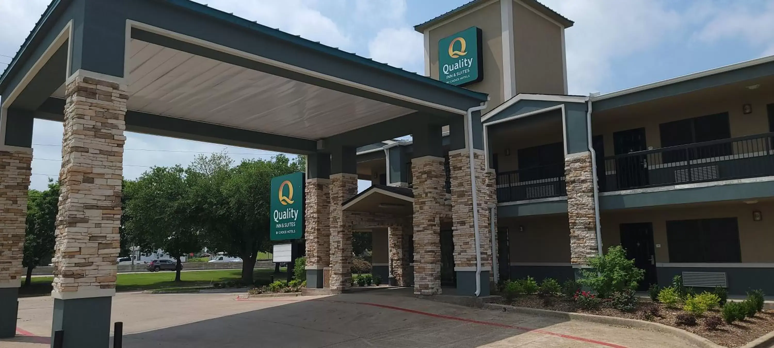 Property Building in Quality Inn & Suites - Garland