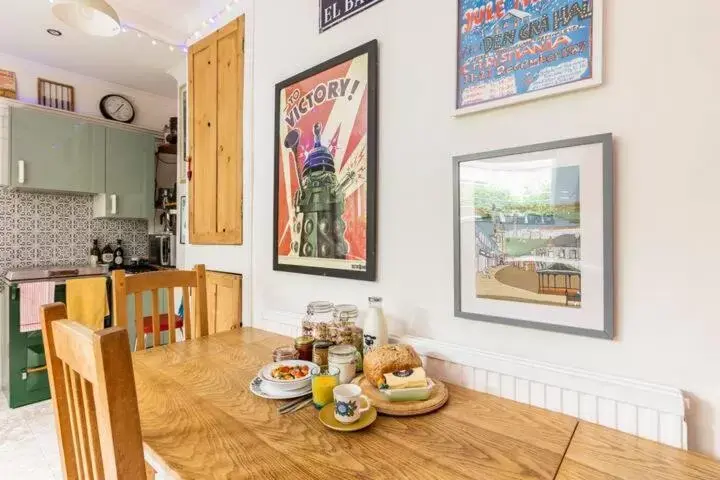 Communal kitchen, Dining Area in Tŷ Selah, Rugby Ave, Neath