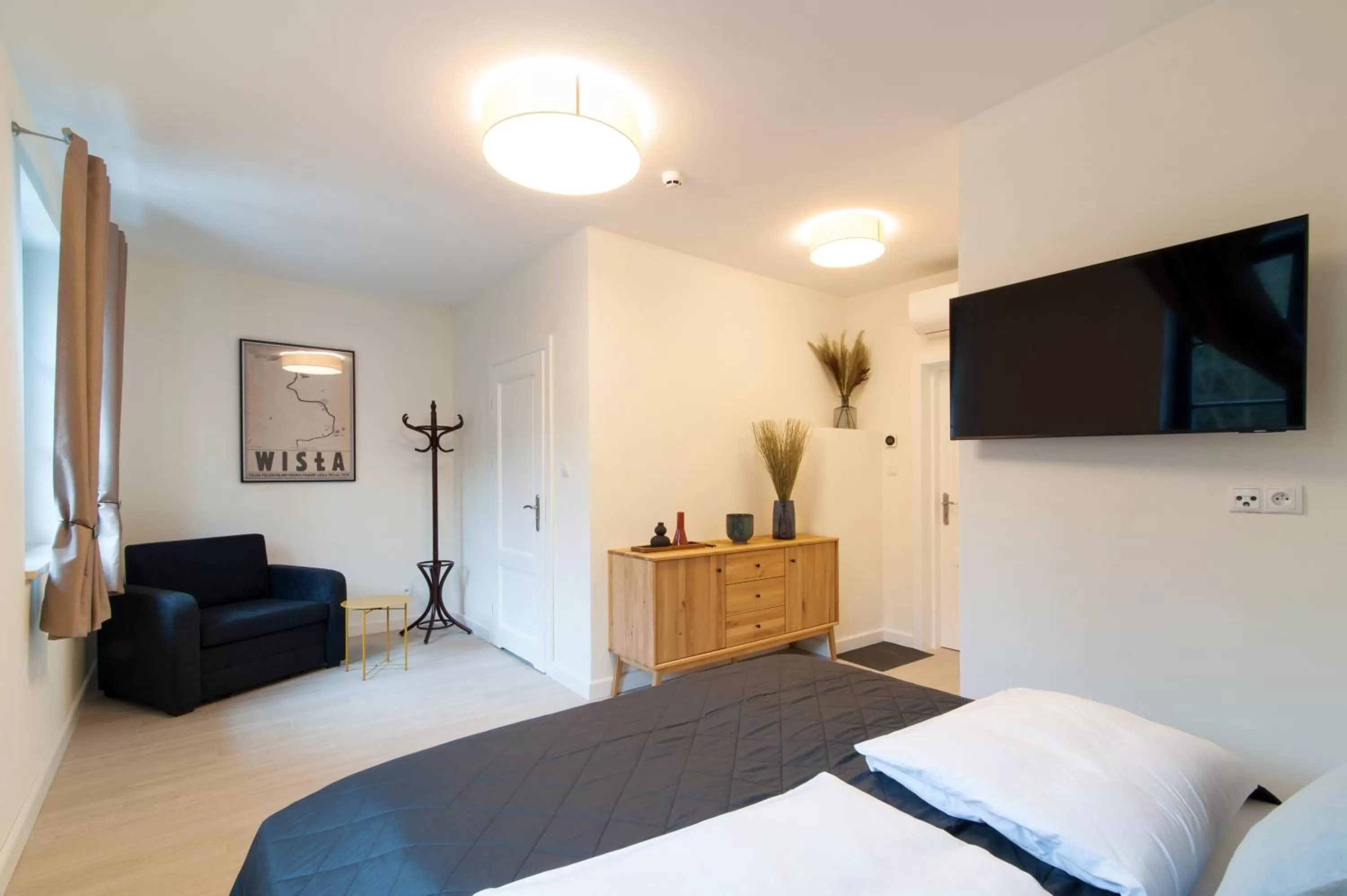Bed, TV/Entertainment Center in artROOM