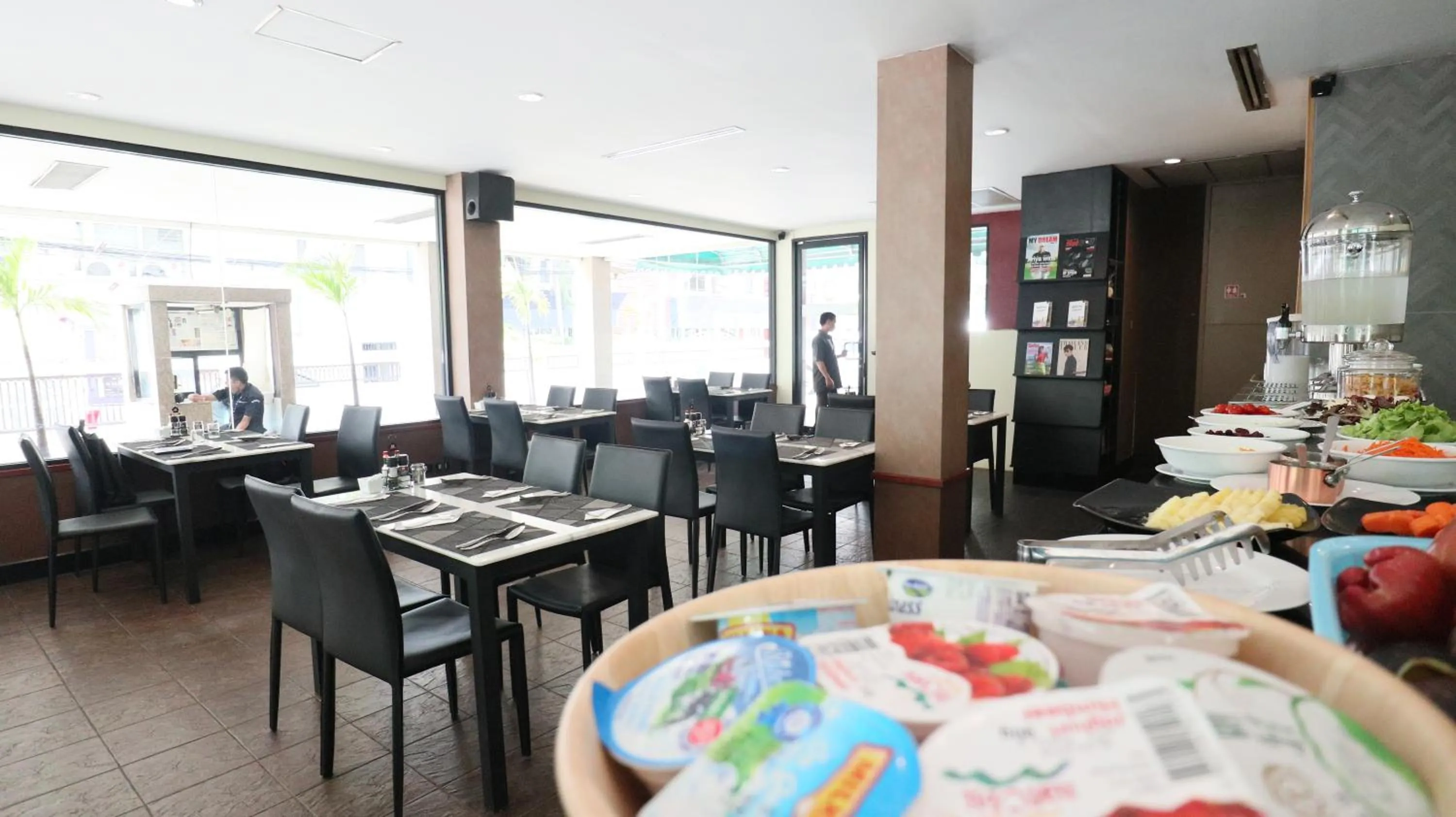 Restaurant/places to eat in Admiral Suites Bangkok