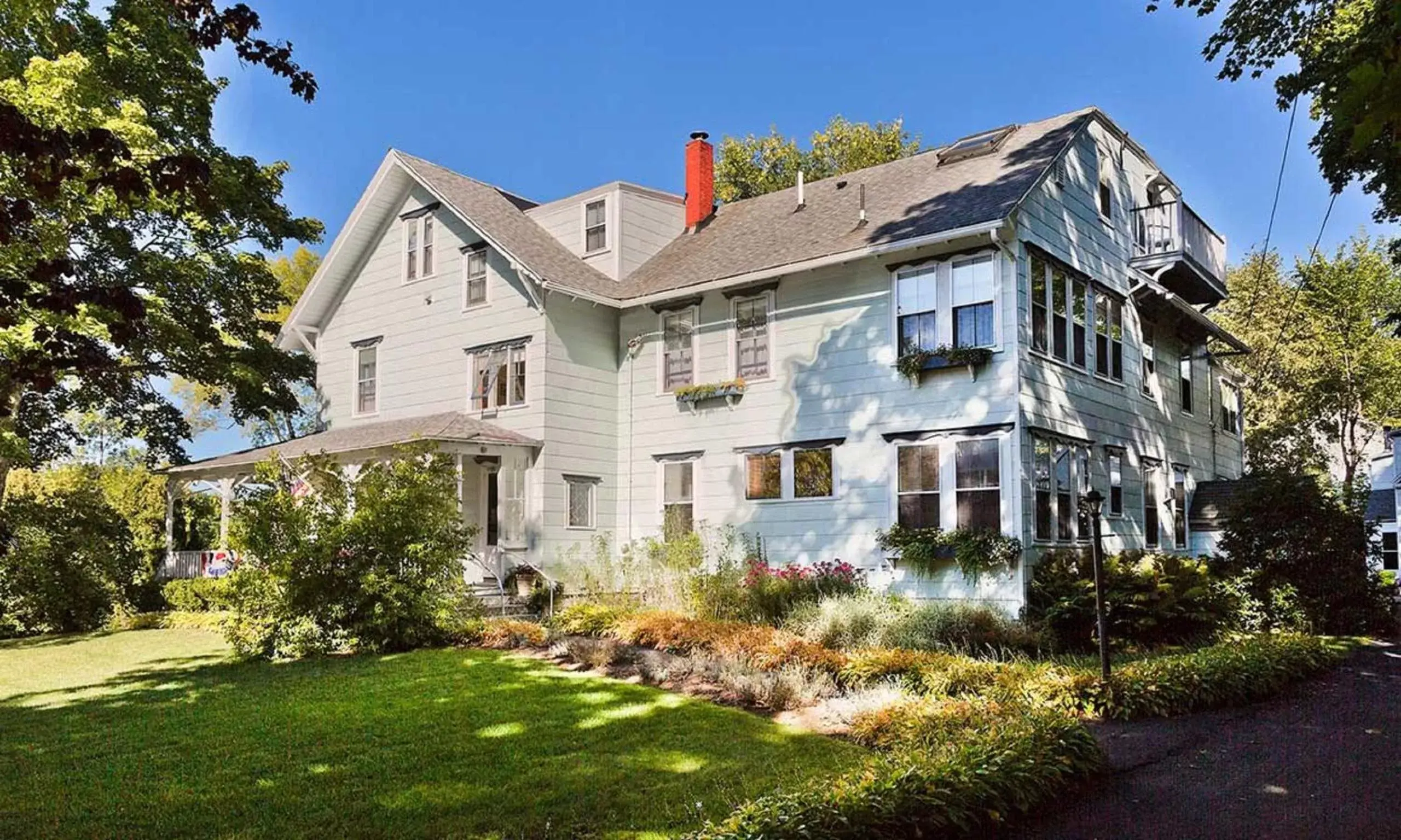 Property Building in The Elmhurst Inn