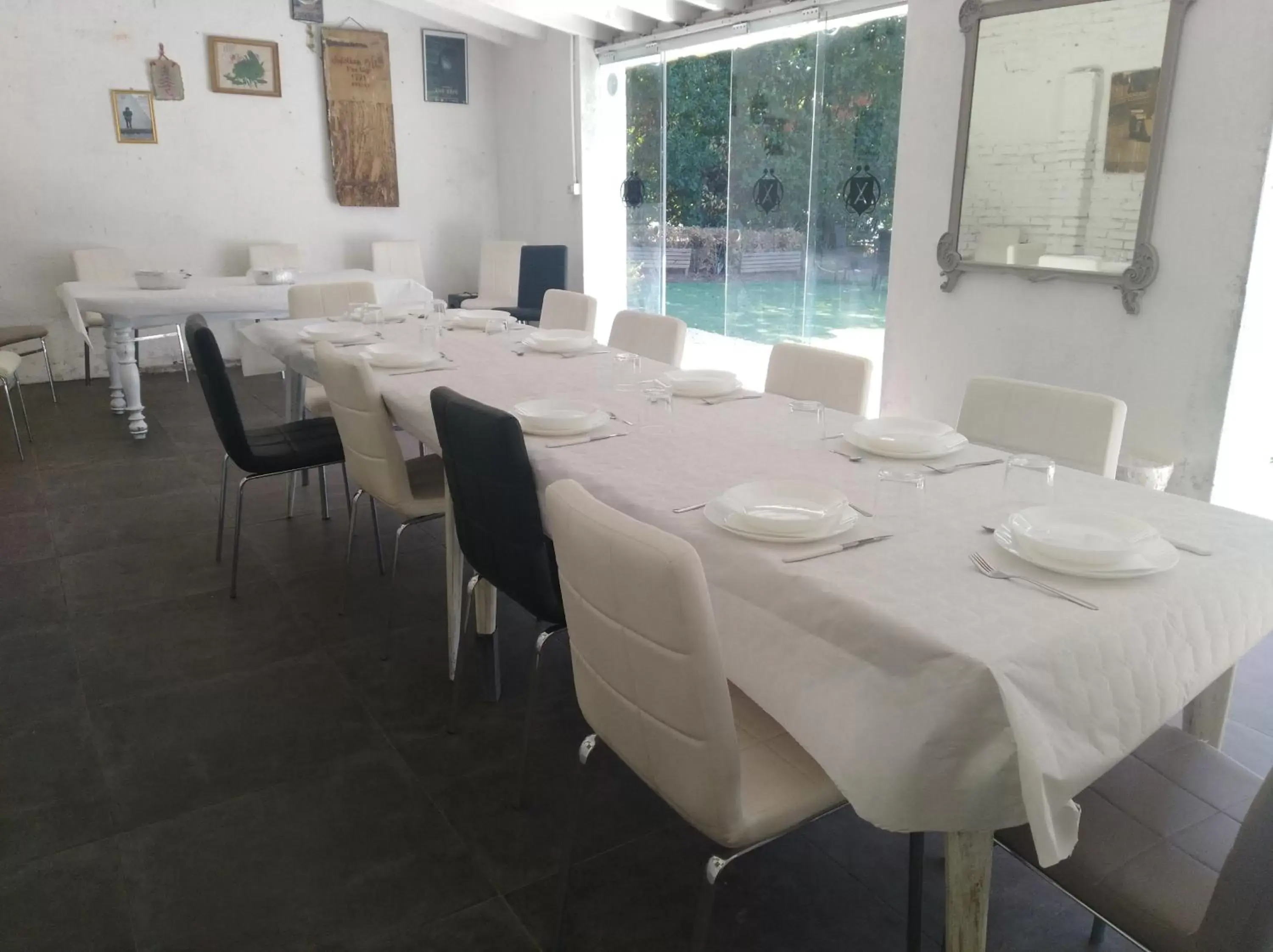 Banquet/Function facilities, Restaurant/Places to Eat in Villa Aruch