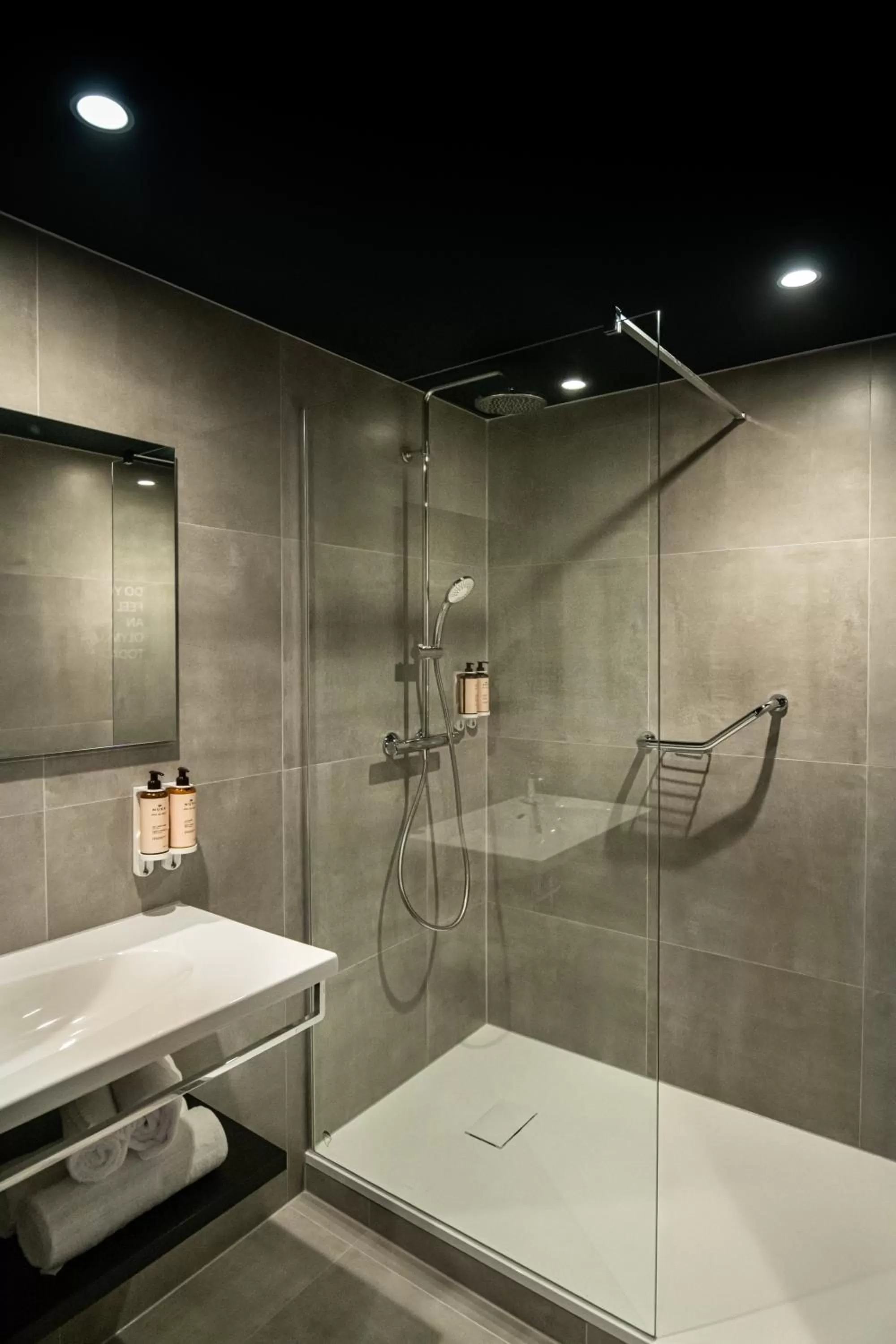 Shower in Mercure Antwerp City South