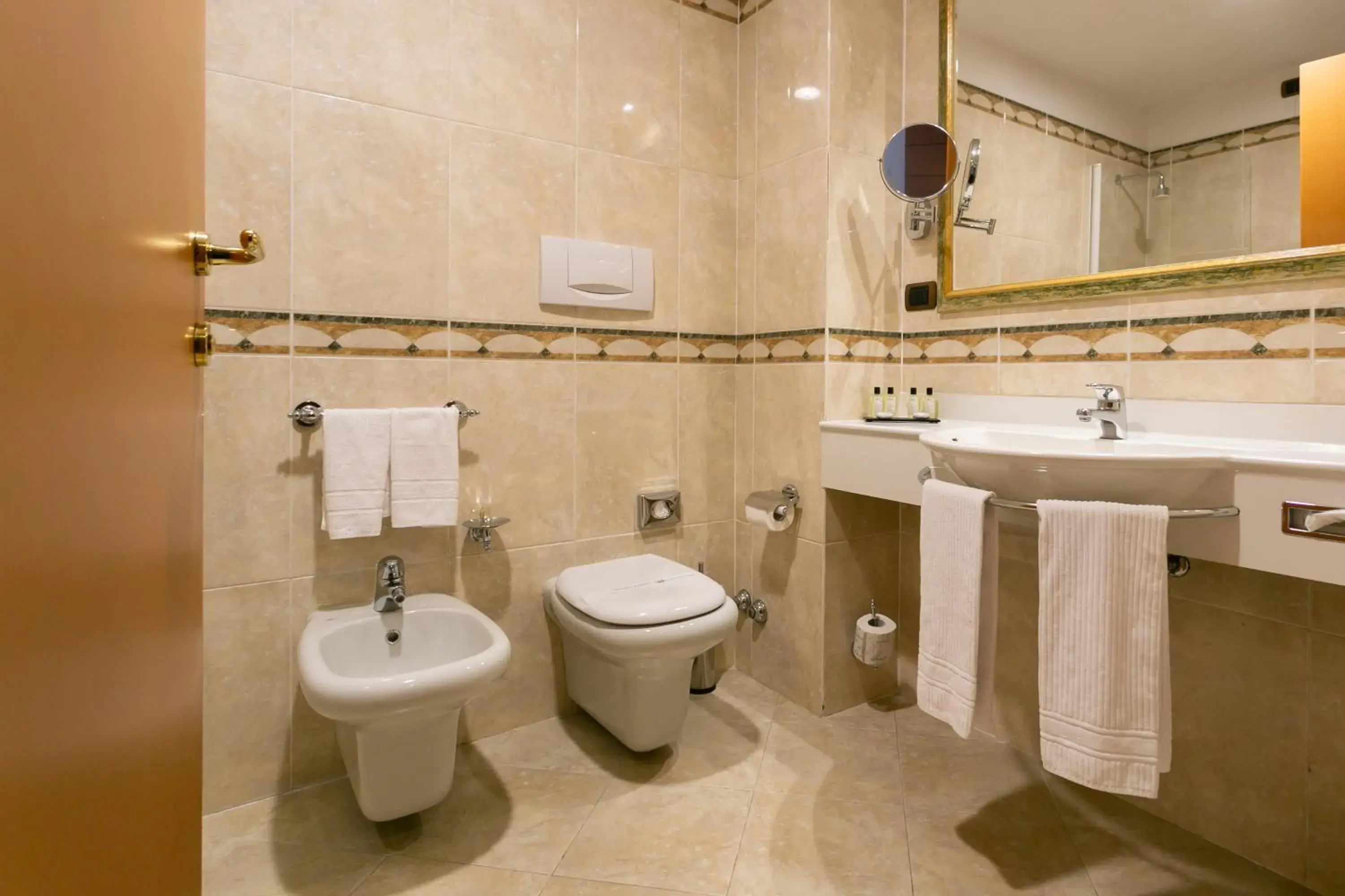 Shower, Bathroom in Hotel Mirage, Sure Hotel Collection by Best Western