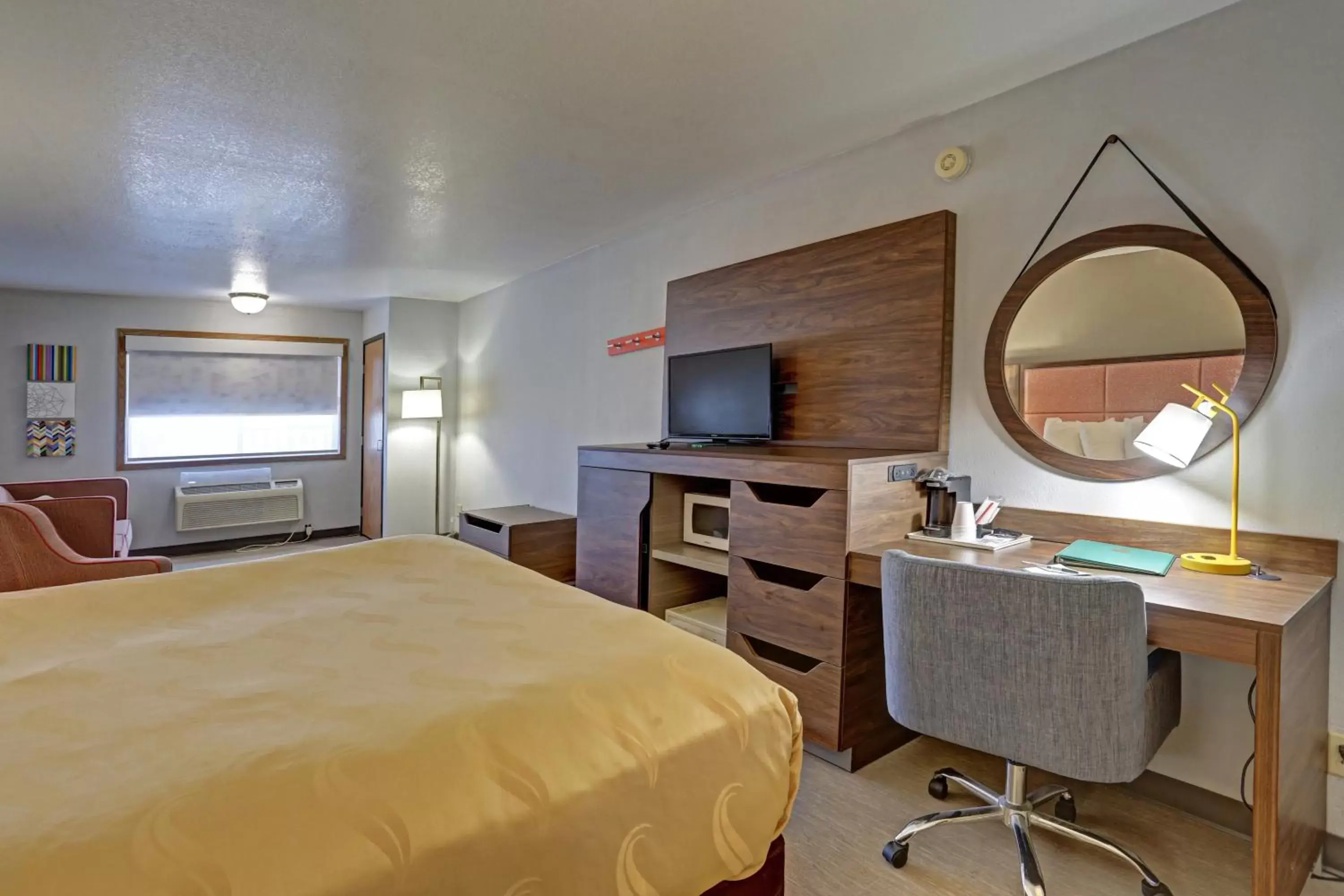 Bedroom, TV/Entertainment Center in Quality Inn Pierre-Fort Pierre