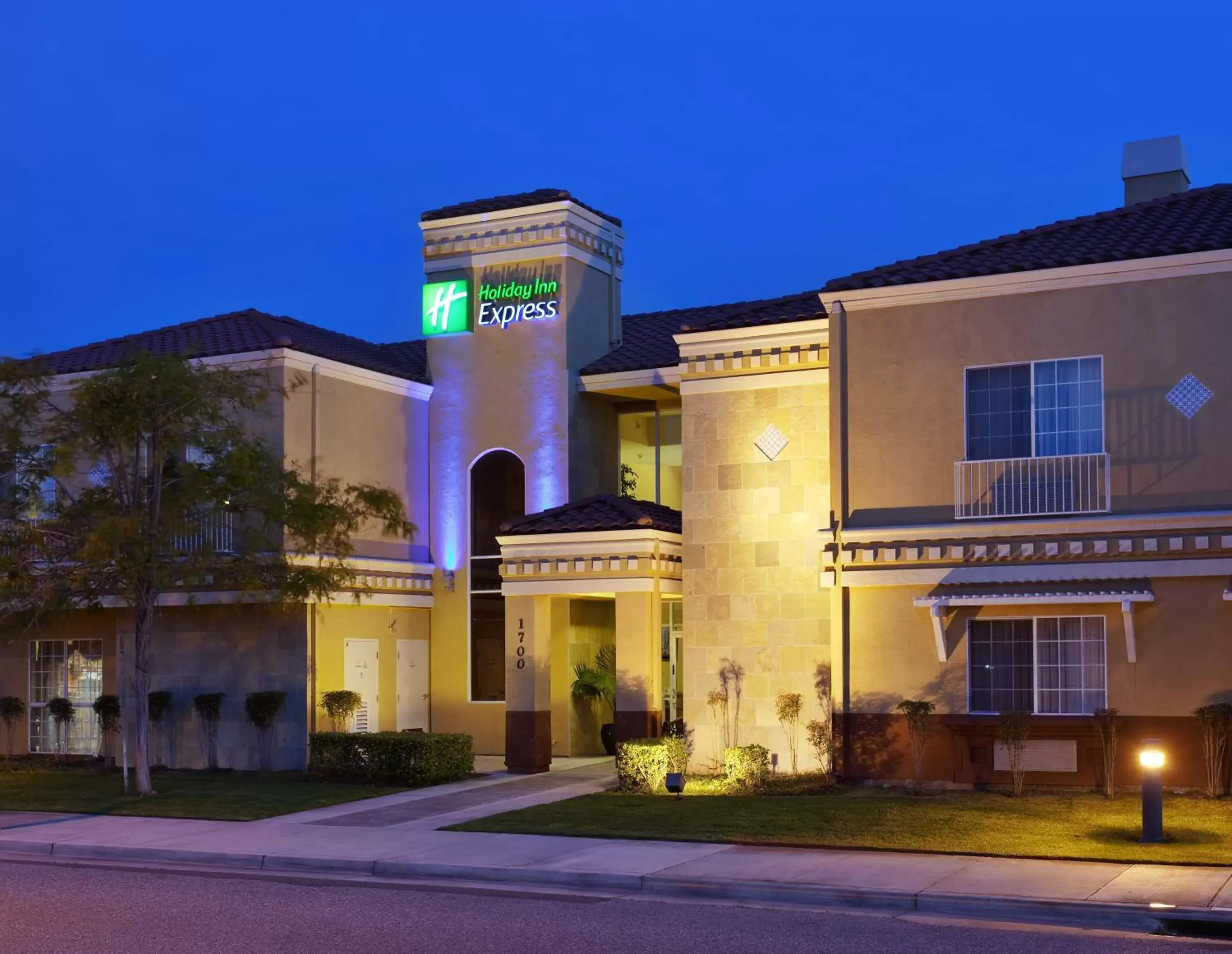 Property Building in Holiday Inn Express & Suites Santa Clara, an IHG Hotel