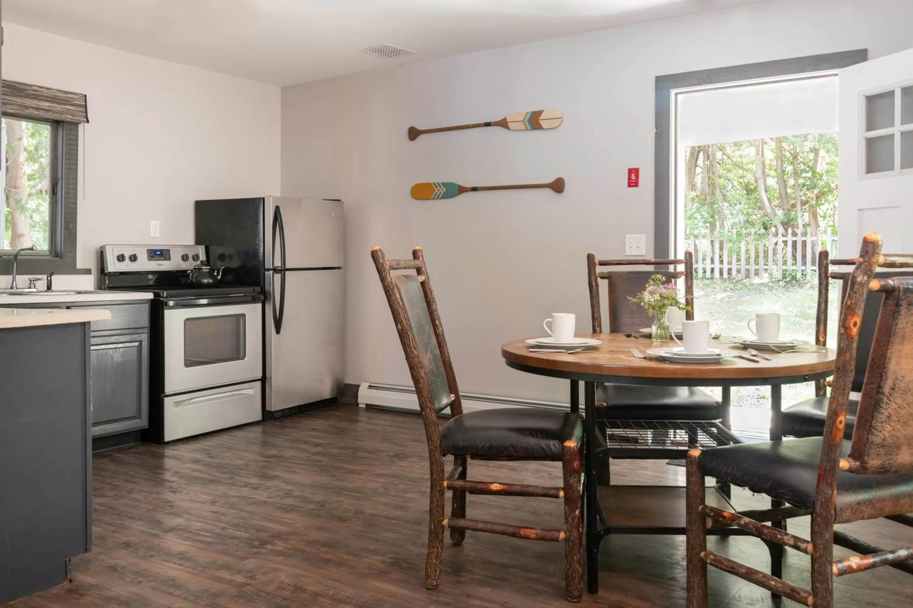 Dining area, Kitchen/Kitchenette in Lake Bomoseen Lodge