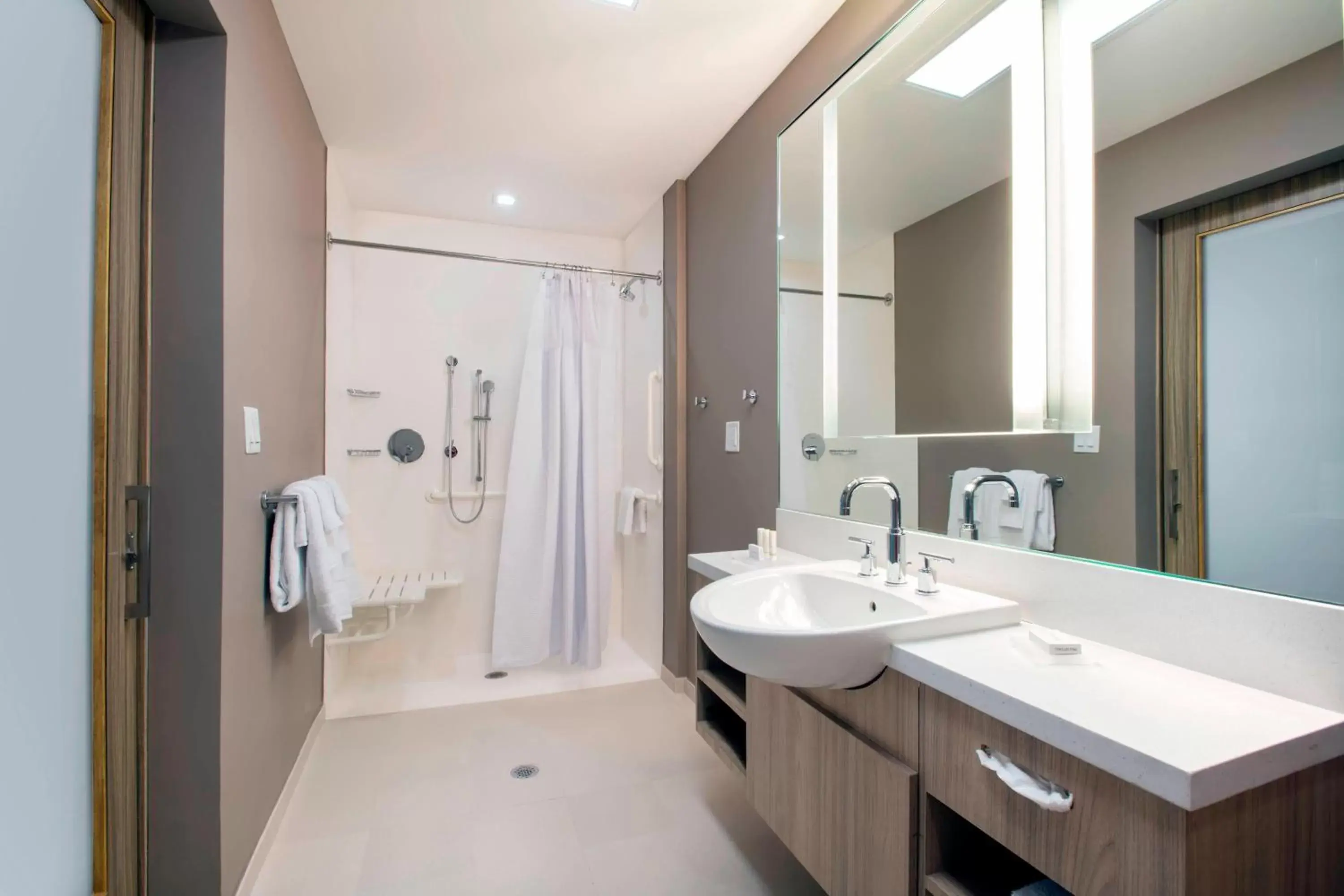 Bathroom in SpringHill Suites by Marriott Miami Doral