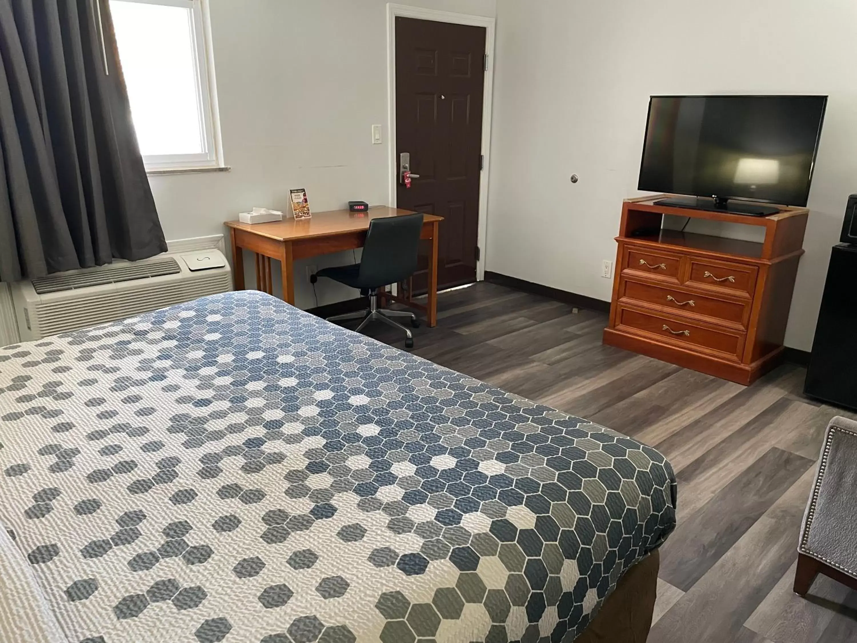 Photo of the whole room, TV/Entertainment Center in Econo Lodge Jefferson Hills Hwy 51