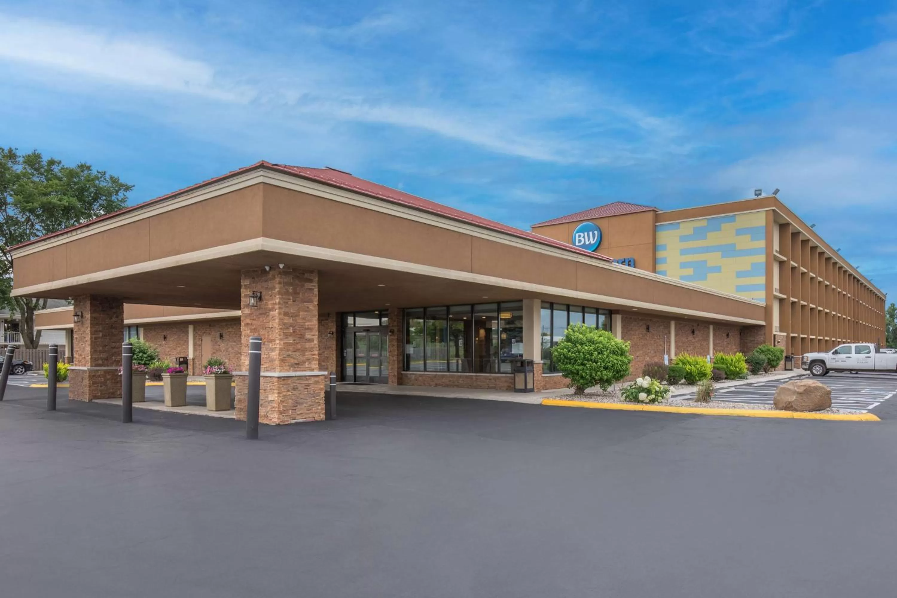 Property building in Best Western Northwest Indiana Inn