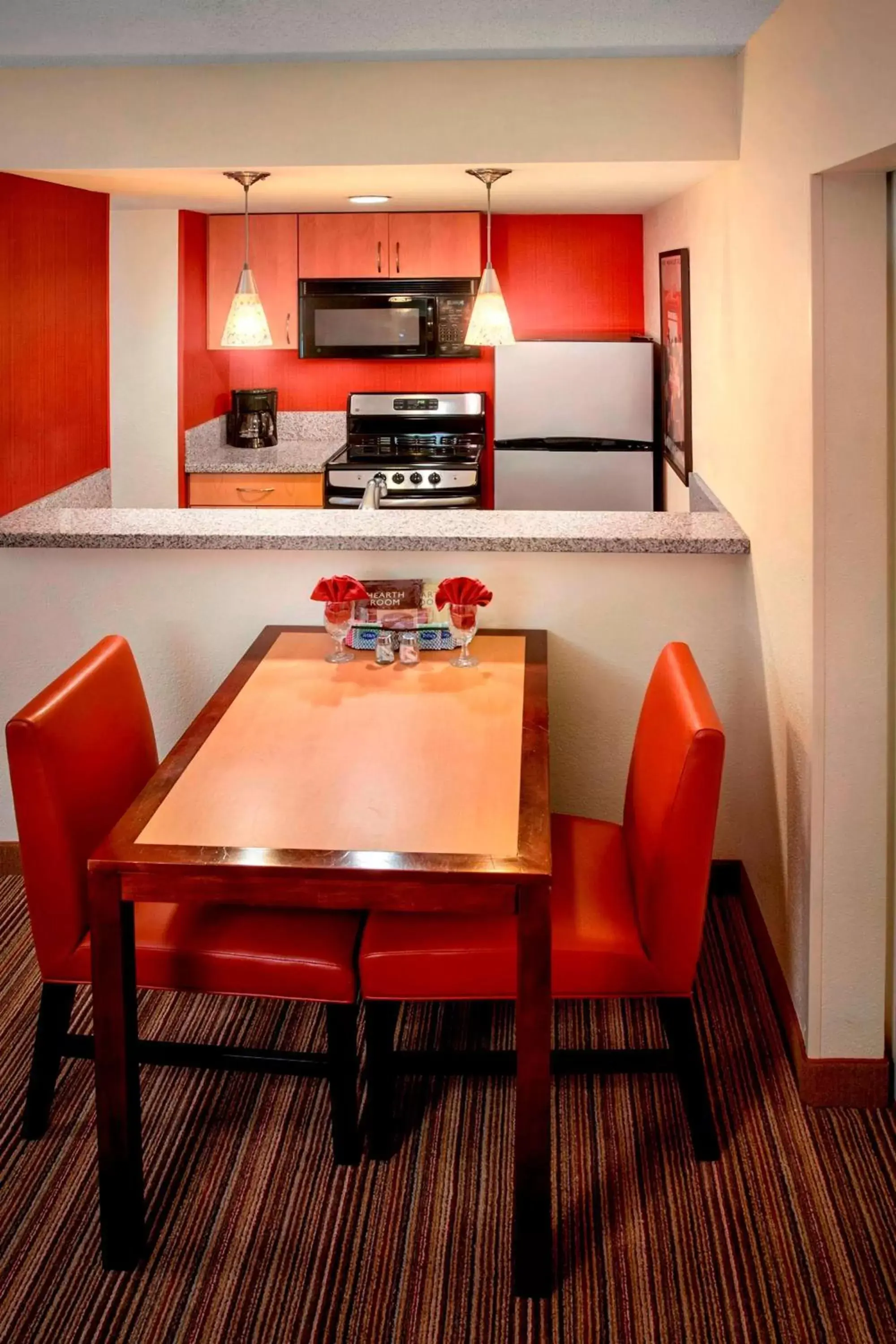 Kitchen or kitchenette, Dining Area in Sonesta ES Suites Boston Westborough
