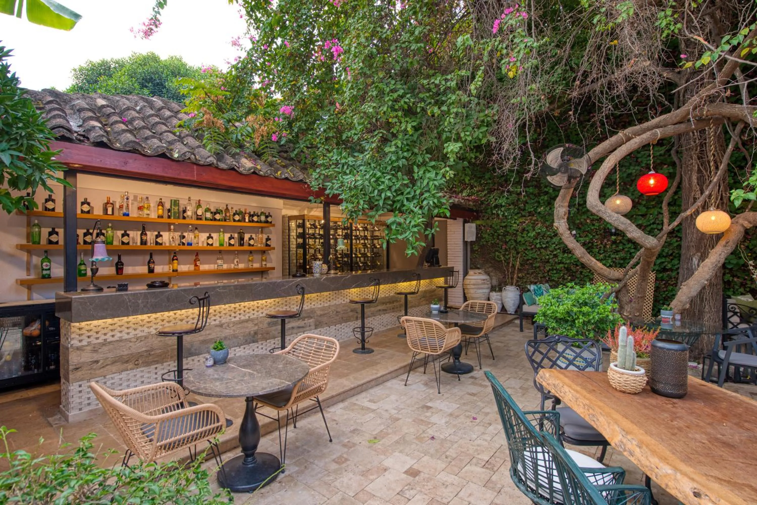 Restaurant/places to eat in Tuvana Hotel