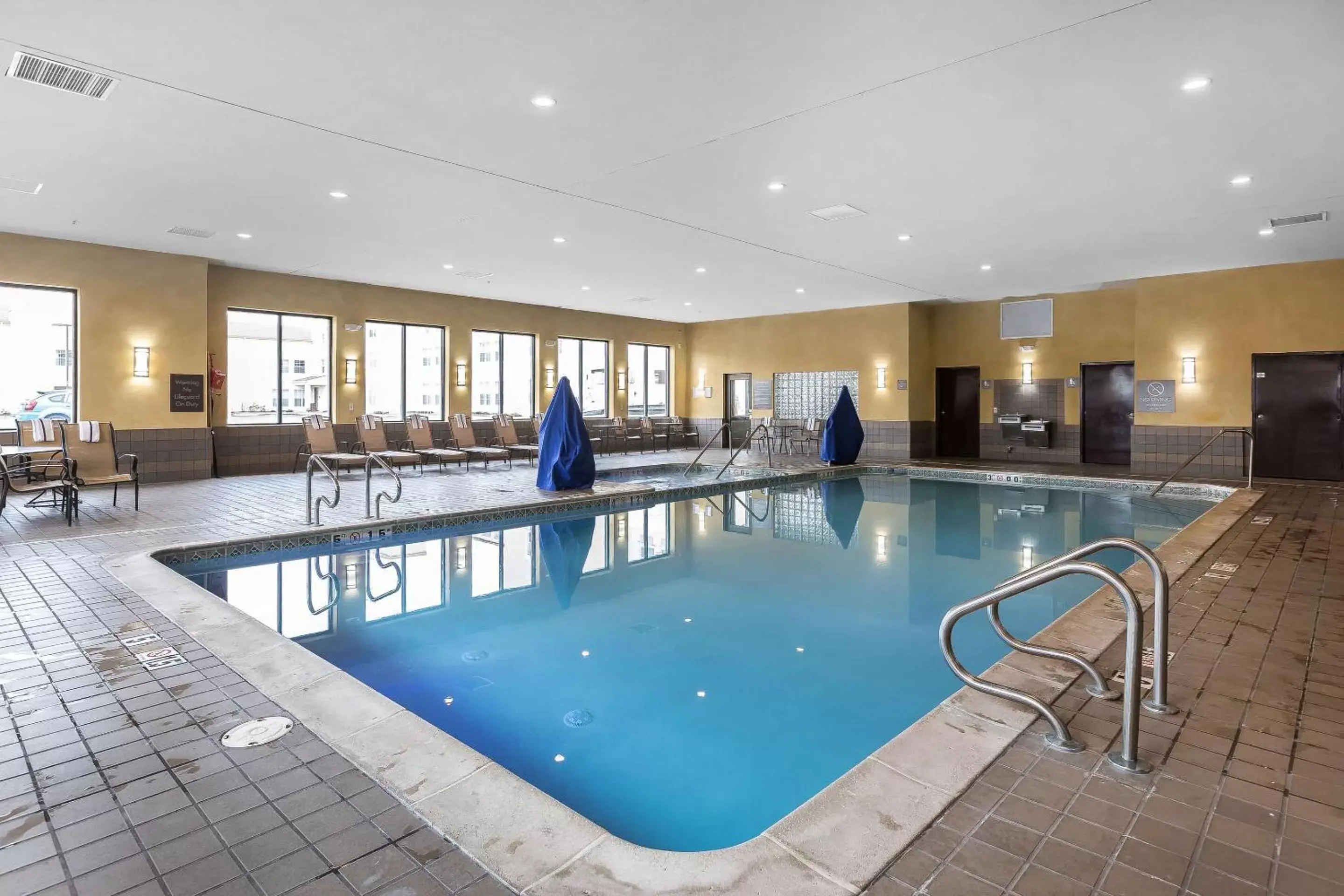 On site, Swimming Pool in Comfort Inn & Suites Allen Park/Dearborn