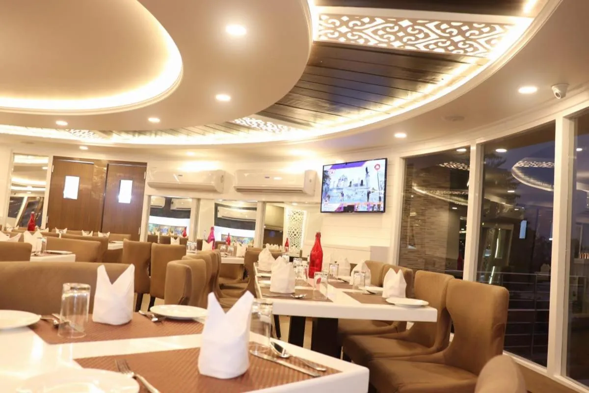 Restaurant/places to eat in Hotel Pushp Villa Agra Taj East Gate