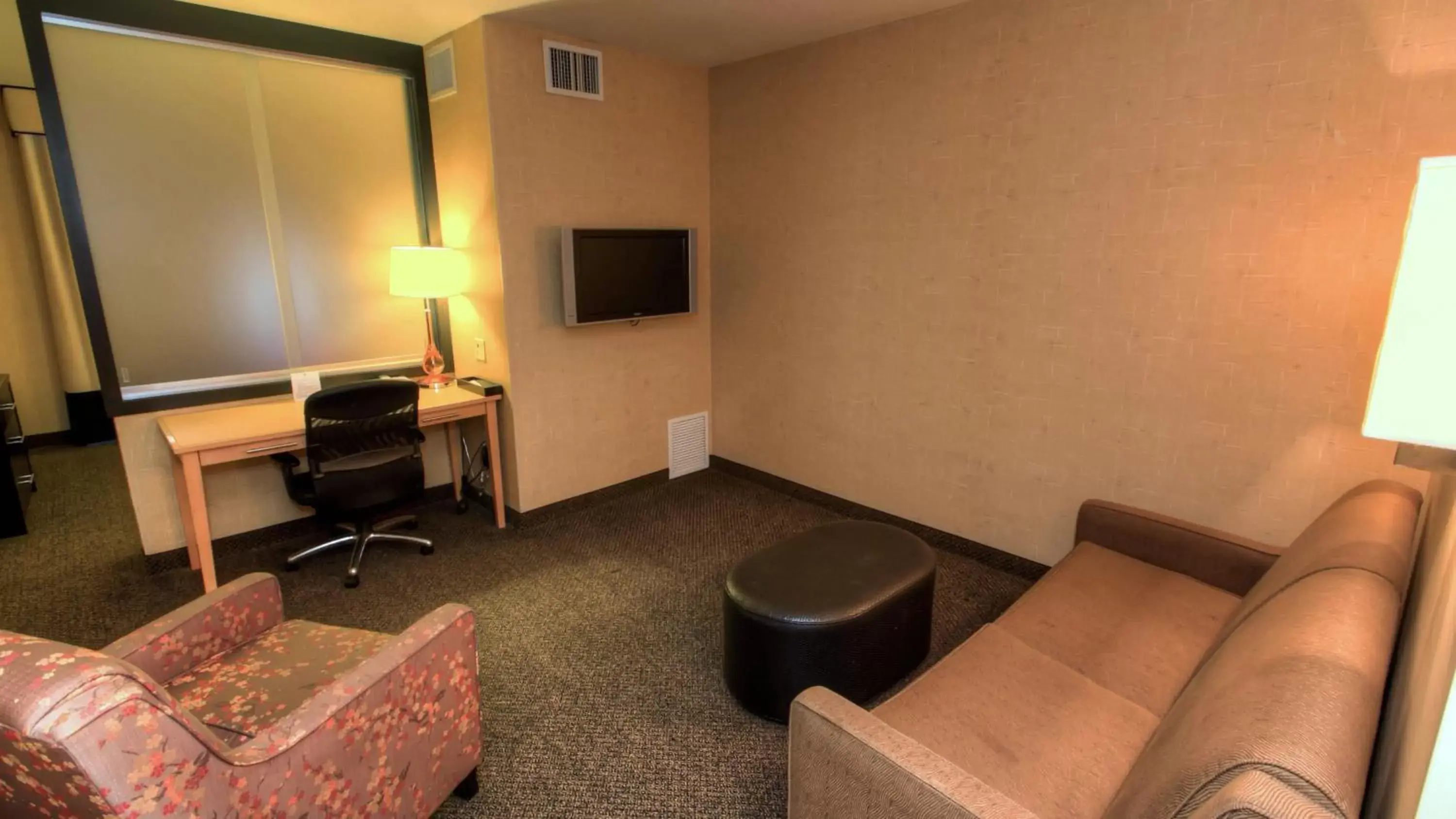 Photo of the whole room, TV/Entertainment Center in Holiday Inn Boise Airport, an IHG Hotel