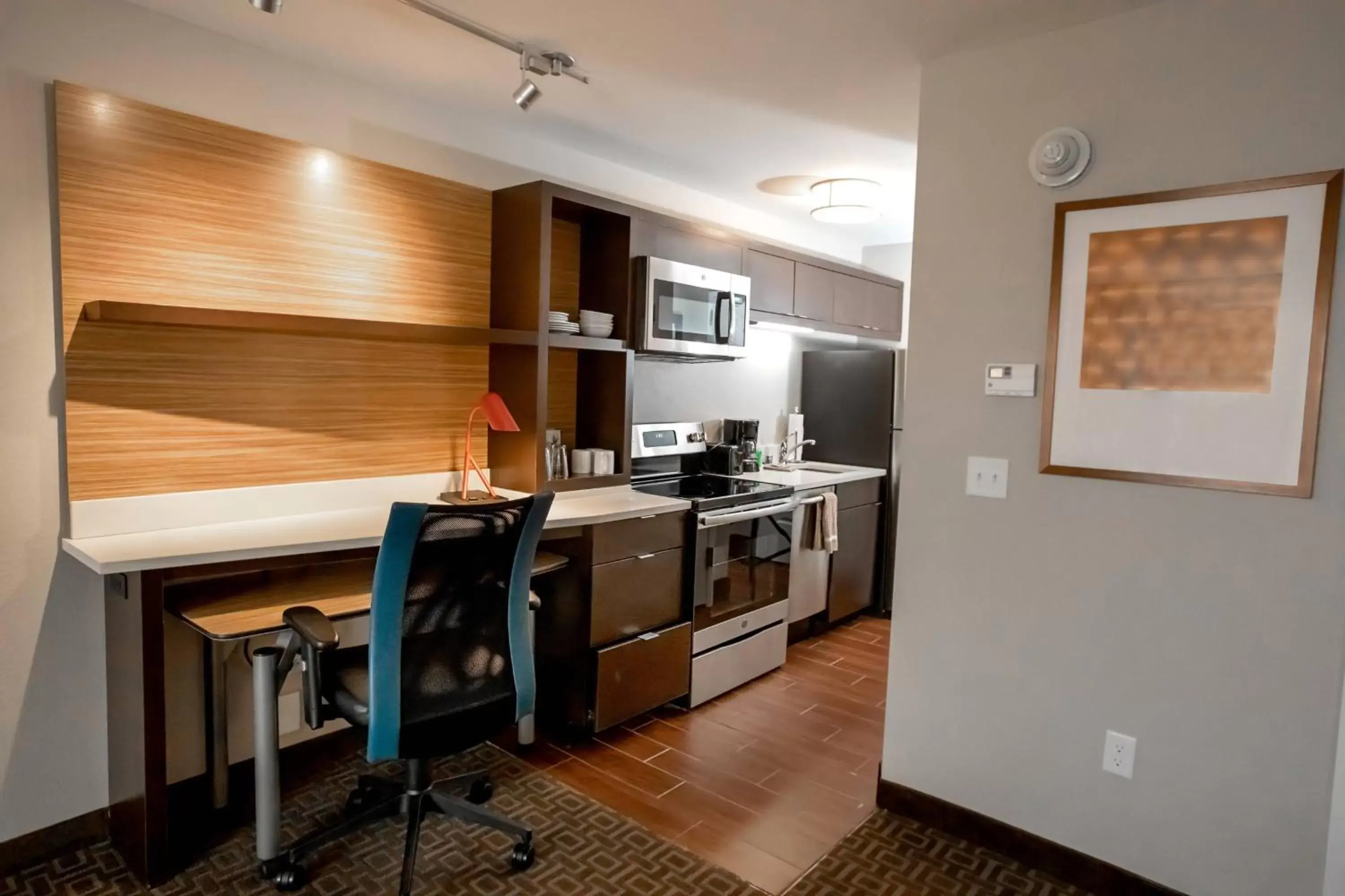 Bedroom, Kitchen/Kitchenette in TownePlace Suites by Marriott Louisville Airport