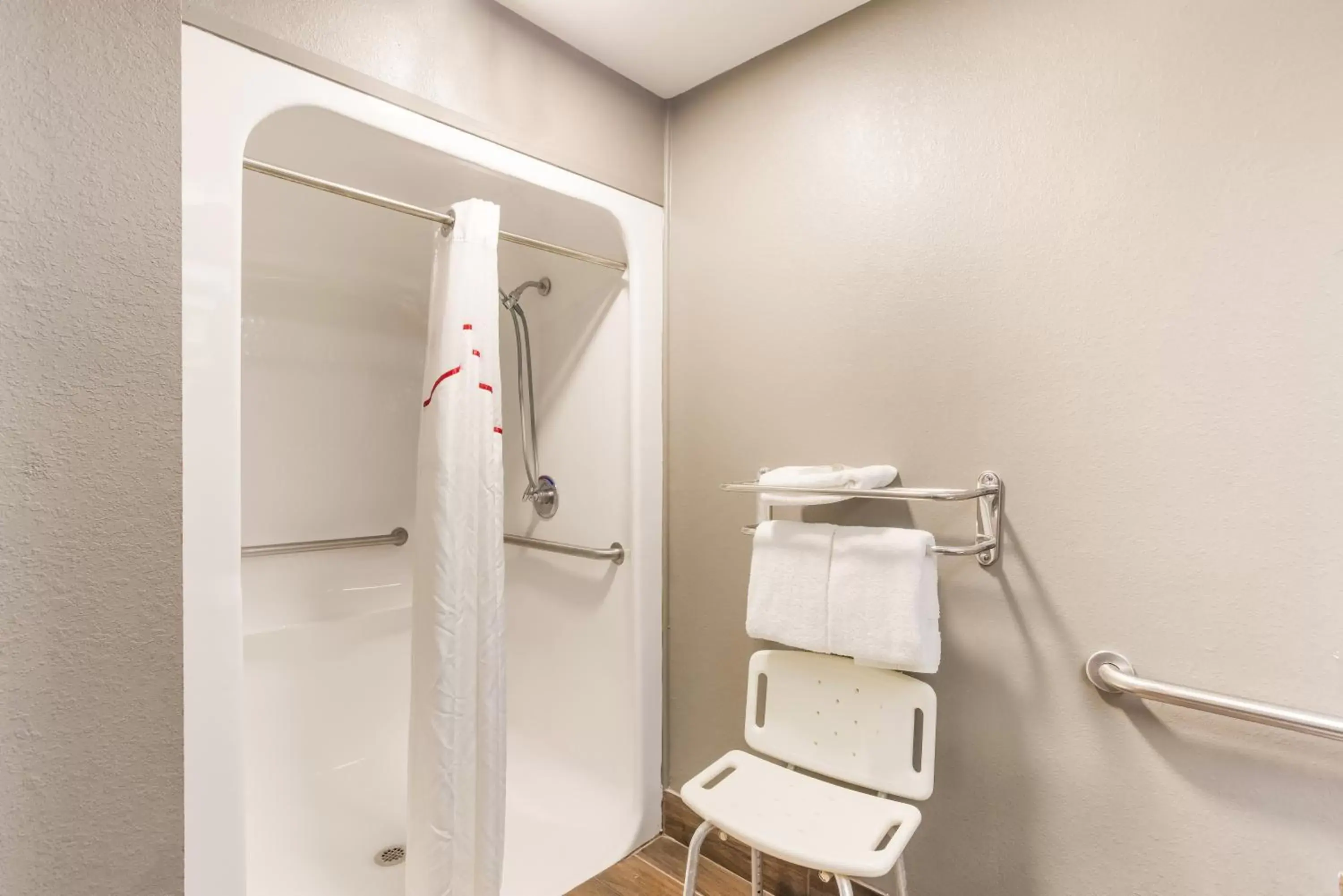Bathroom in Red Roof Inn & Suites Wildwood, FL