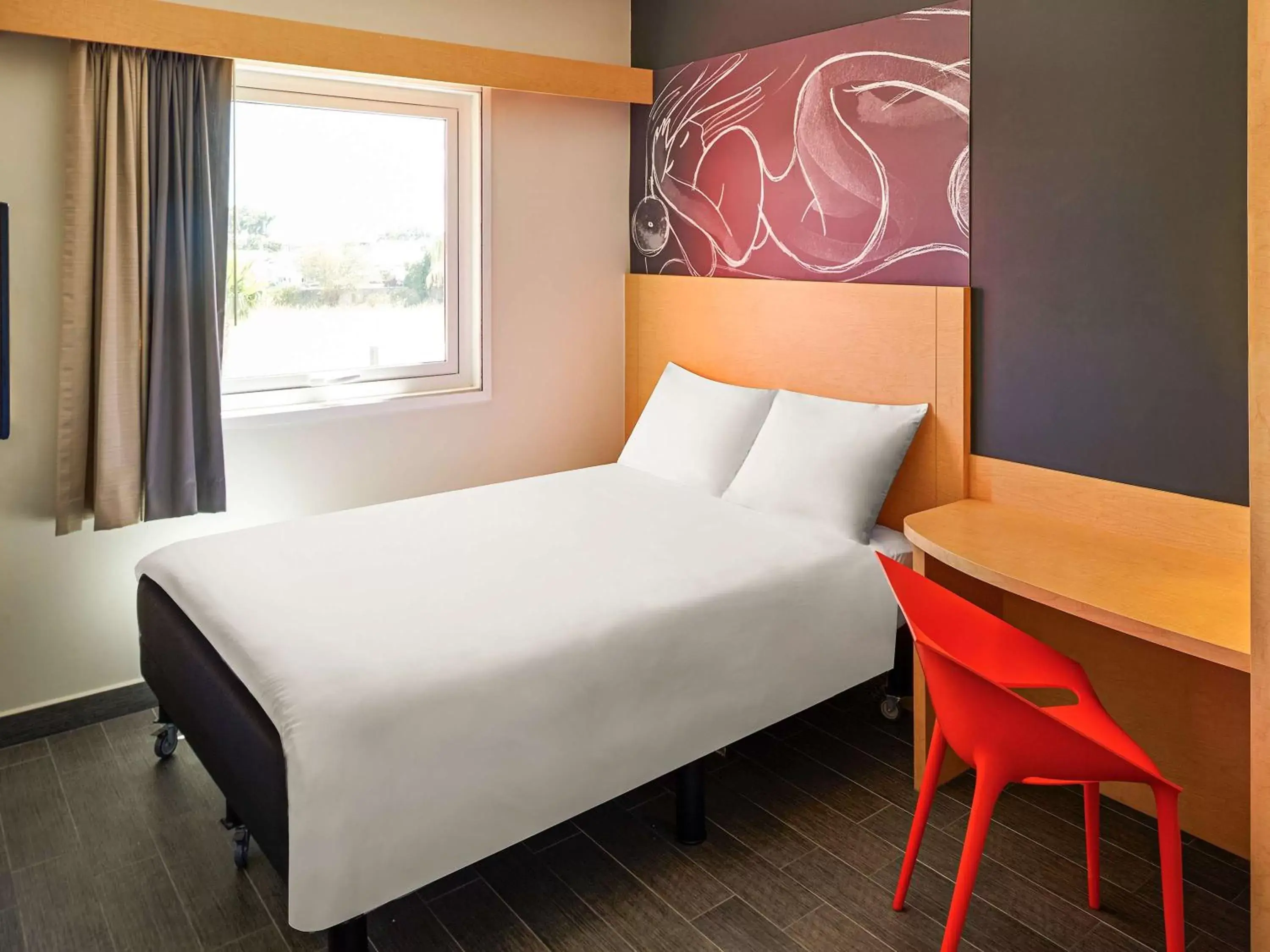 Photo of the whole room, Bed in Ibis Culiacan