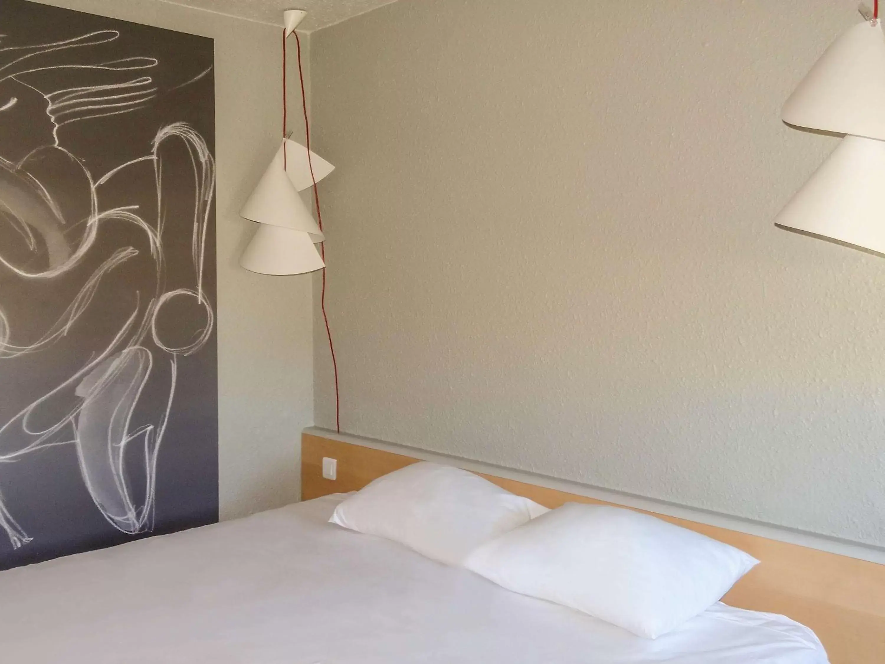 Bedroom, Bed in ibis Moulins
