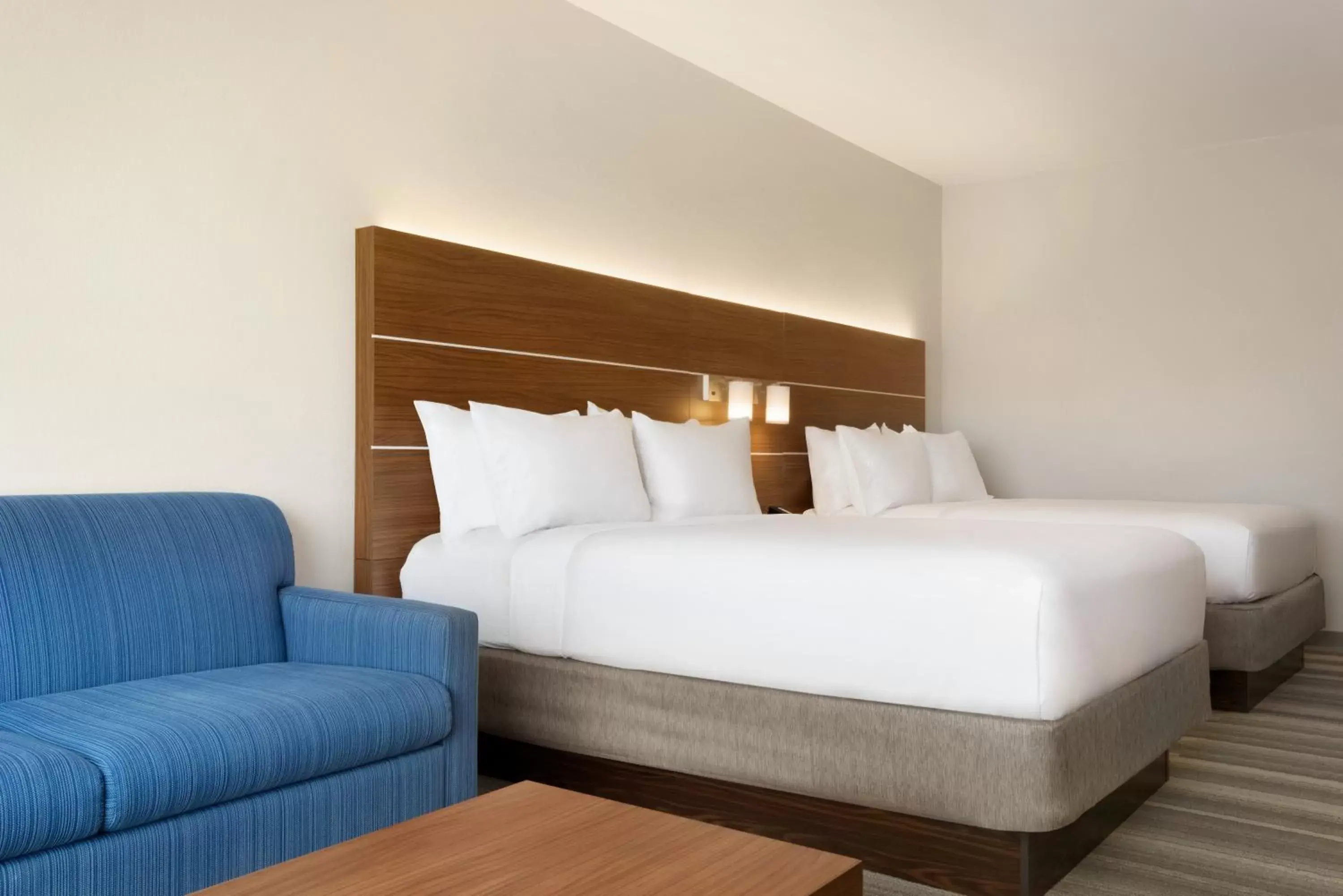 Living room, Bed in Holiday Inn Express & Suites - Cincinnati South - Wilder, an IHG Hotel