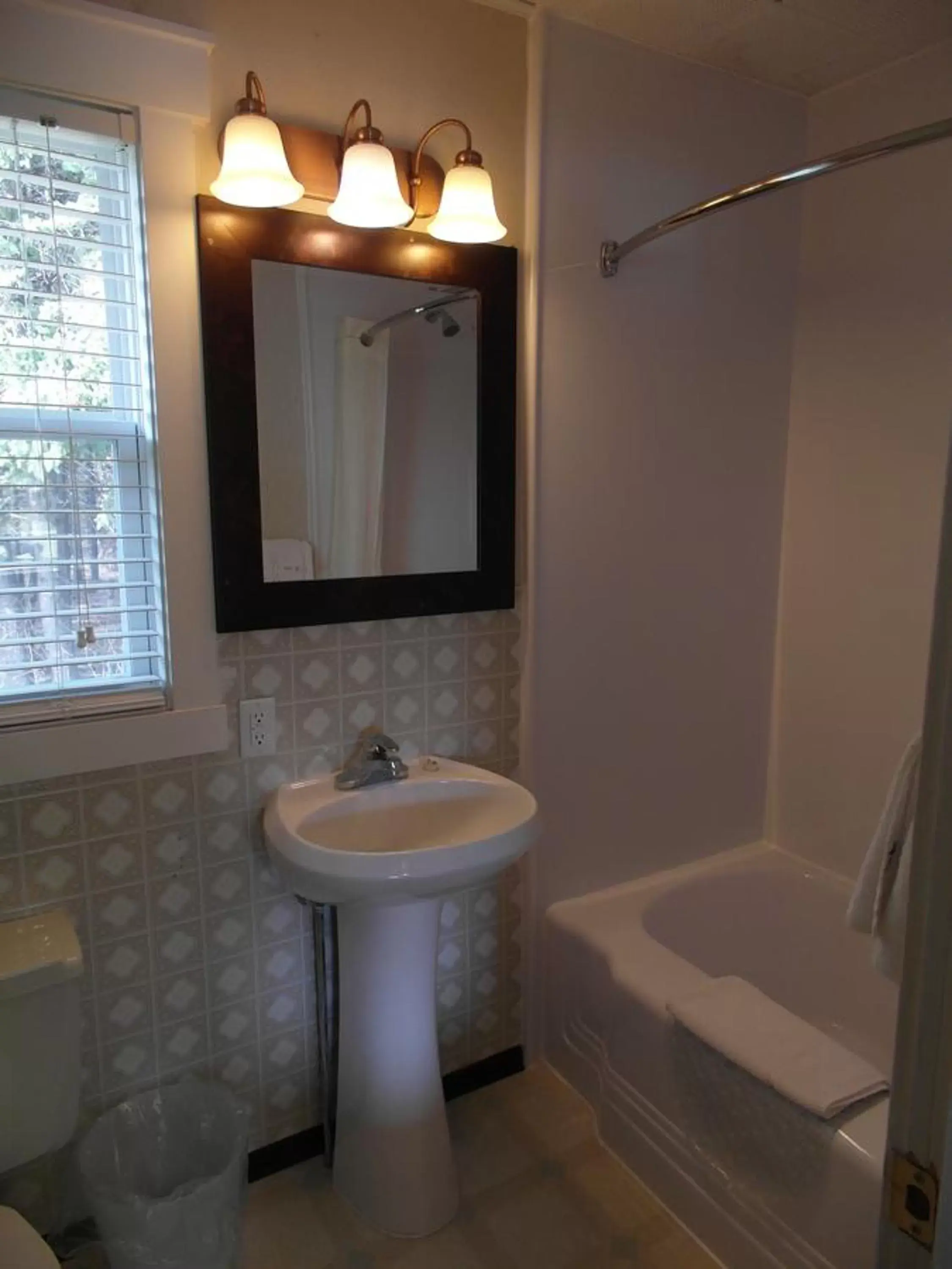 Bathroom in The Lionstone Inn Motel and Cottages