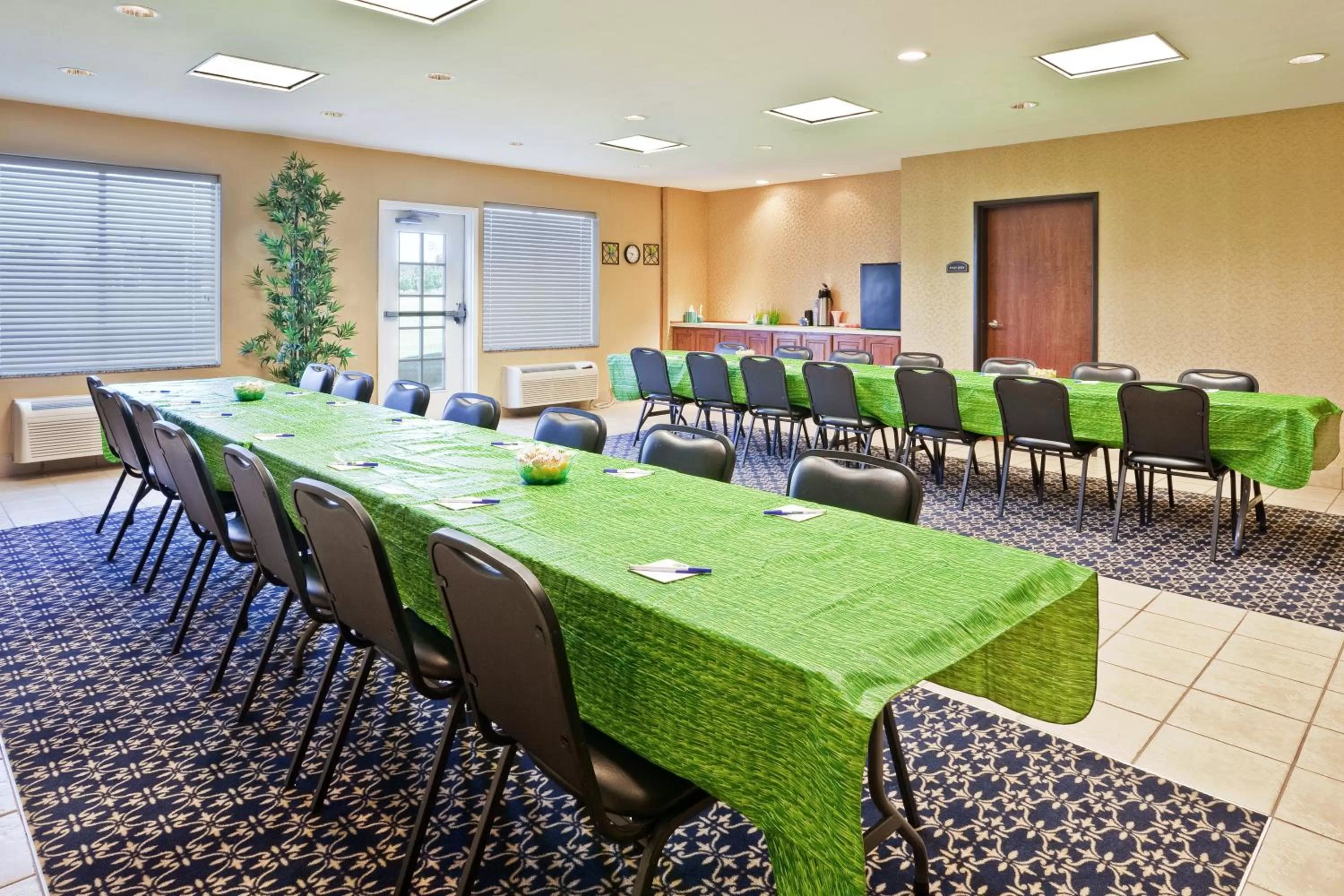 Meeting/conference room in Holiday Inn Express Hotel & Suites Paragould by IHG
