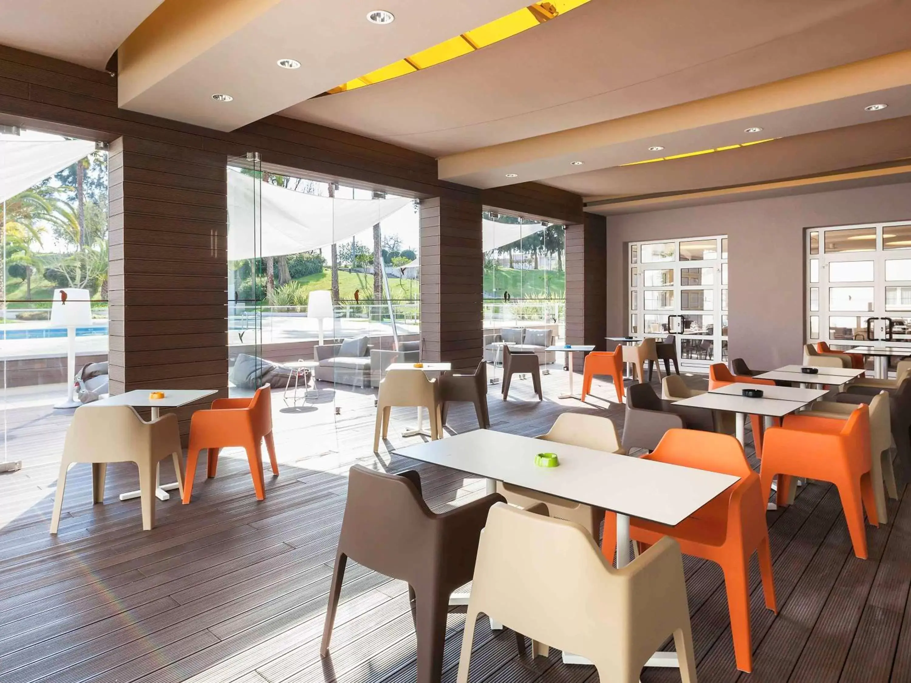 Lounge or bar, Restaurant/Places to Eat in Novotel Setubal