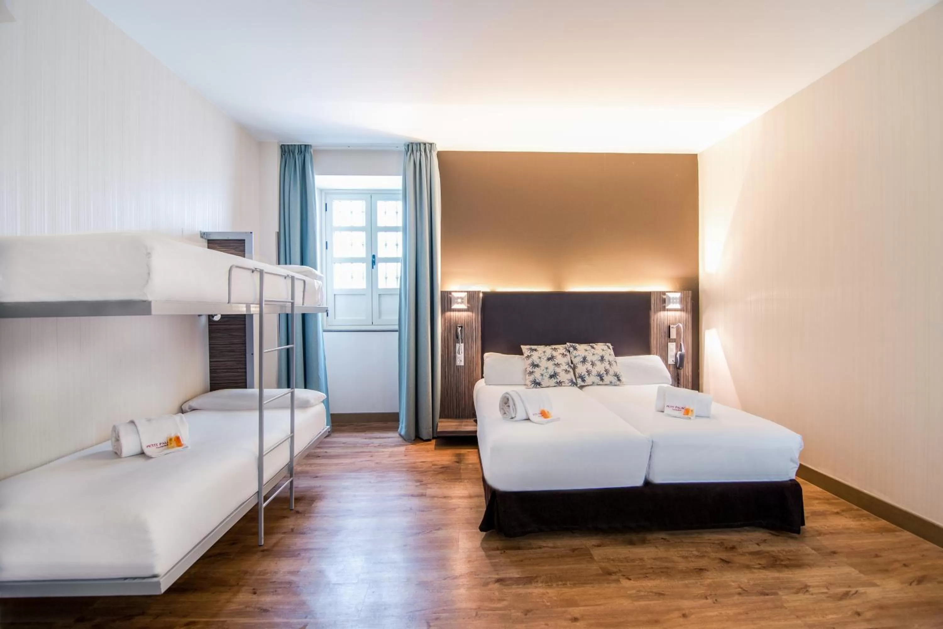 Bedroom, Bed in Petit Palace Santa Cruz