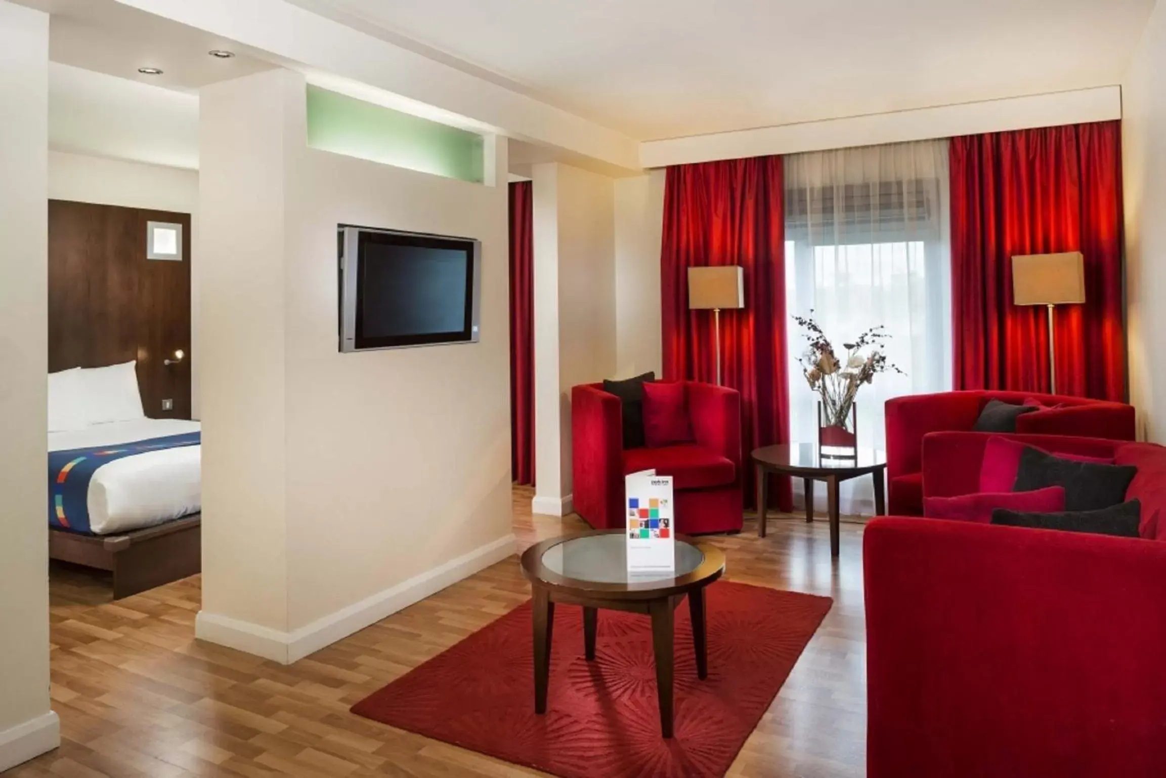 Bedroom, Seating Area in Park Inn by Radisson Birmingham Walsall