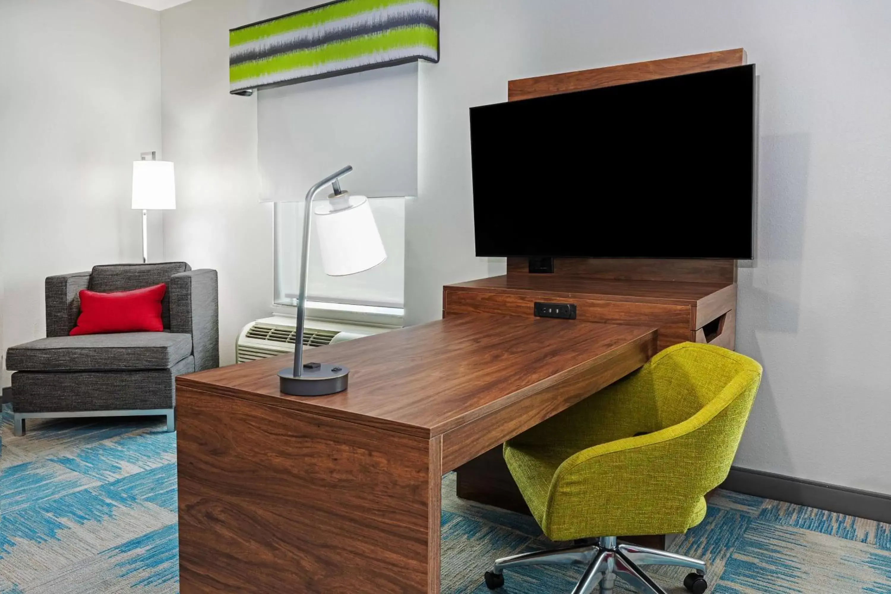 Bedroom, TV/Entertainment Center in Hampton Inn and Suites Houston Central