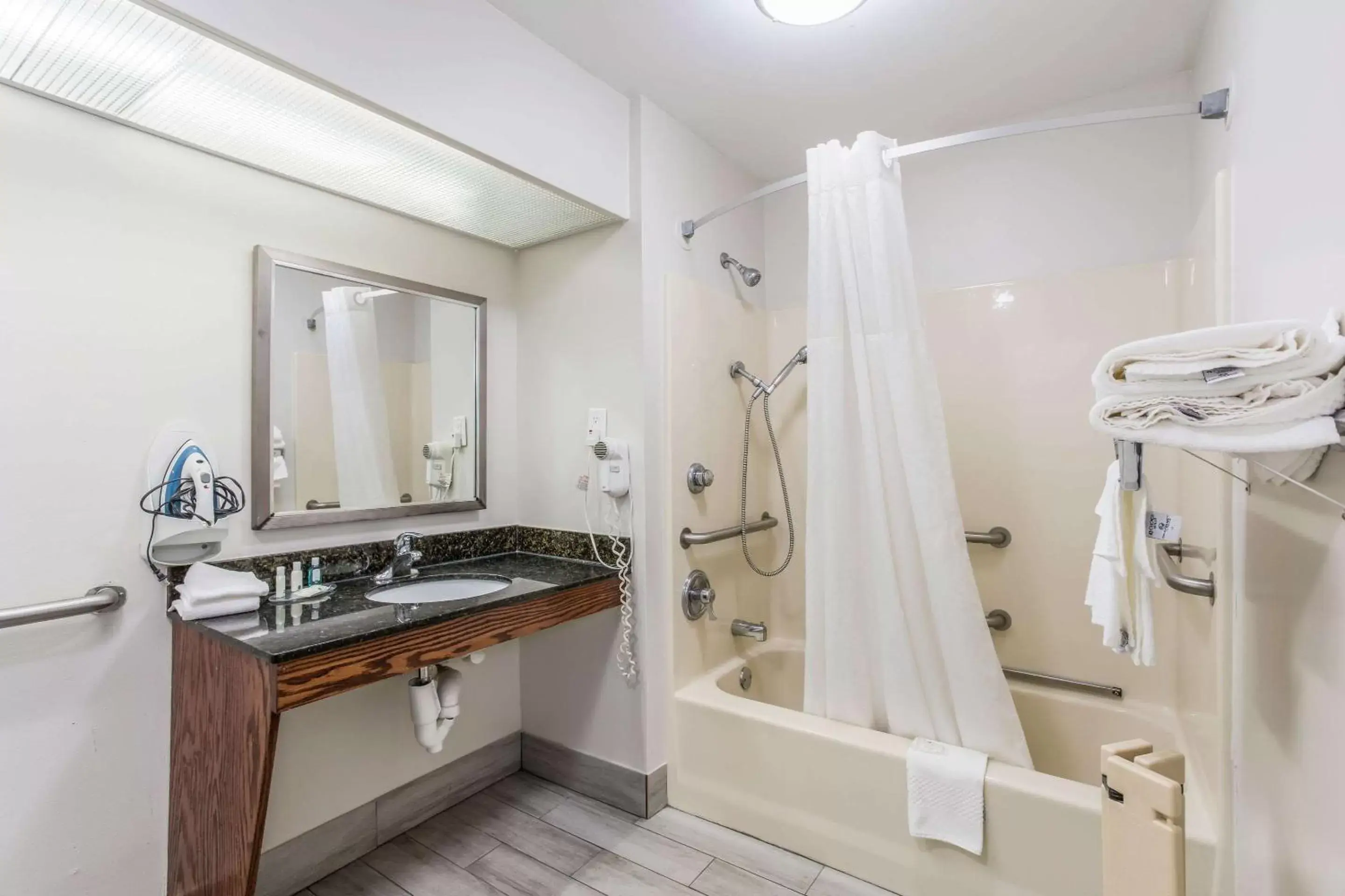 Bedroom, Bathroom in Quality Inn Gallatin-Nashville Metro