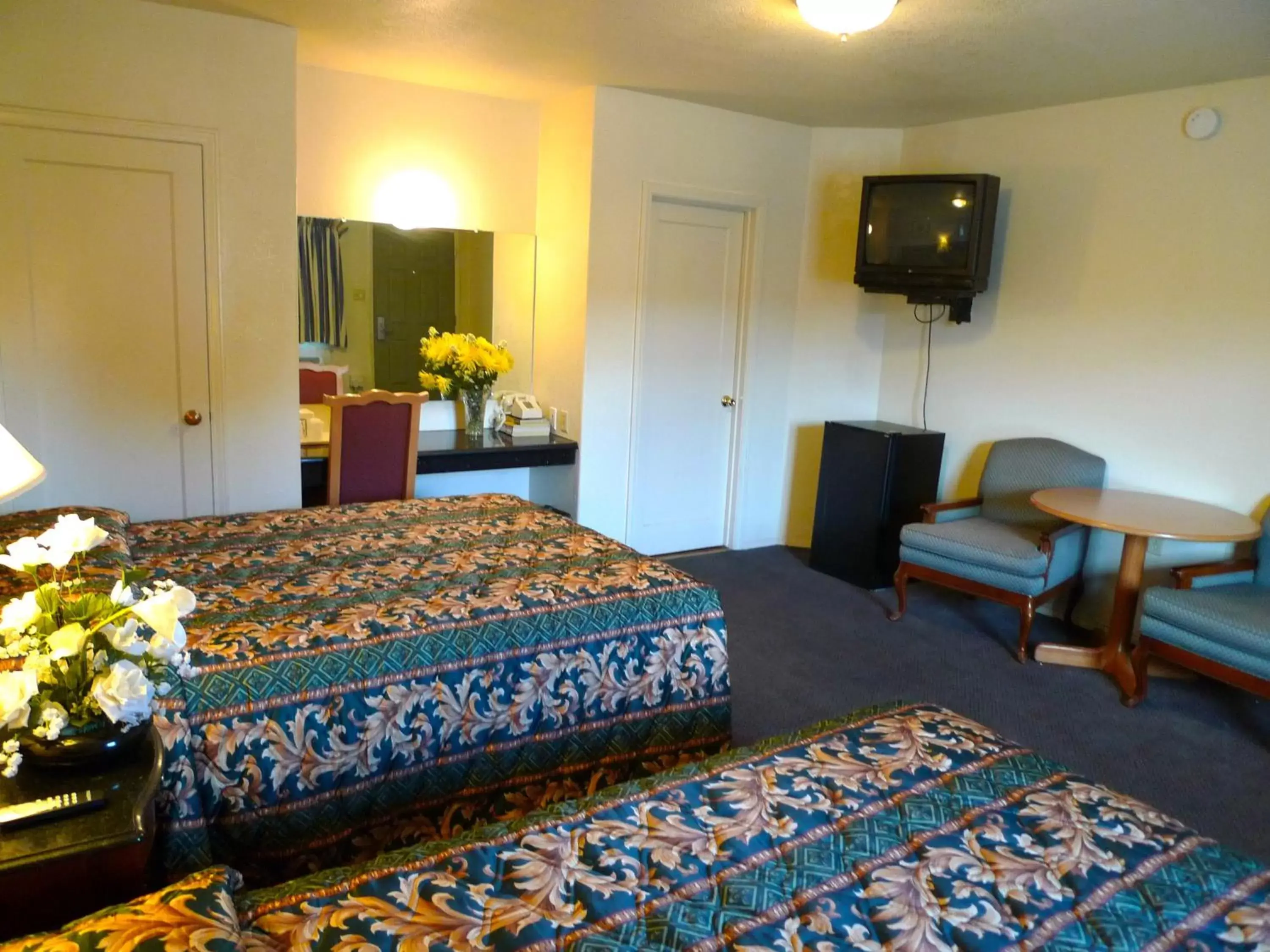 Photo of the whole room, Bed in Budget Inn Morgan Hill