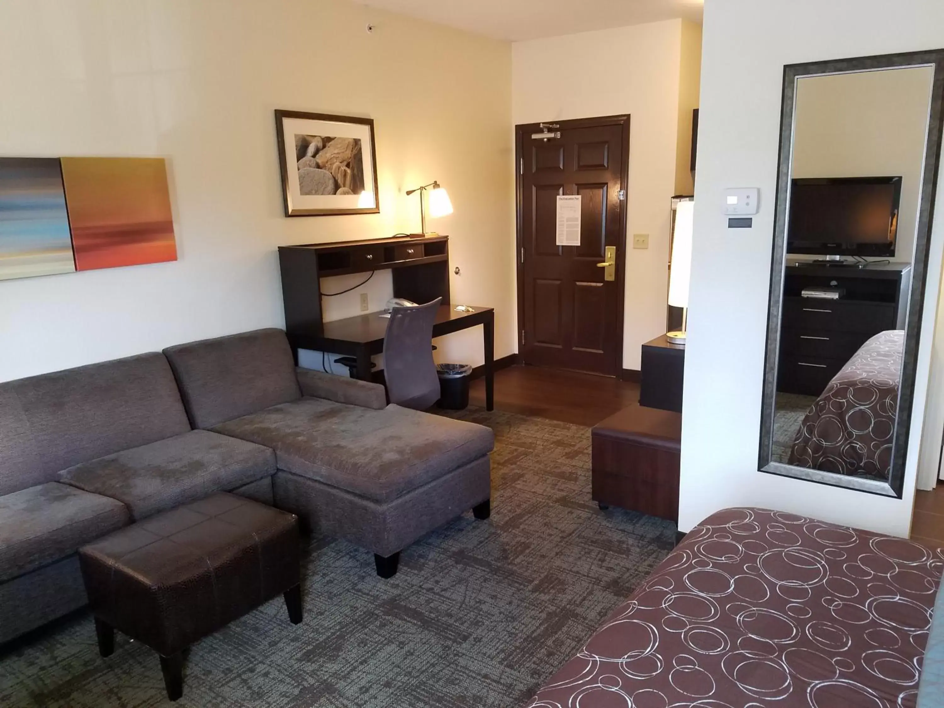 Living room, Lounge/Bar in Staybridge Suites - Cincinnati North, an IHG Hotel