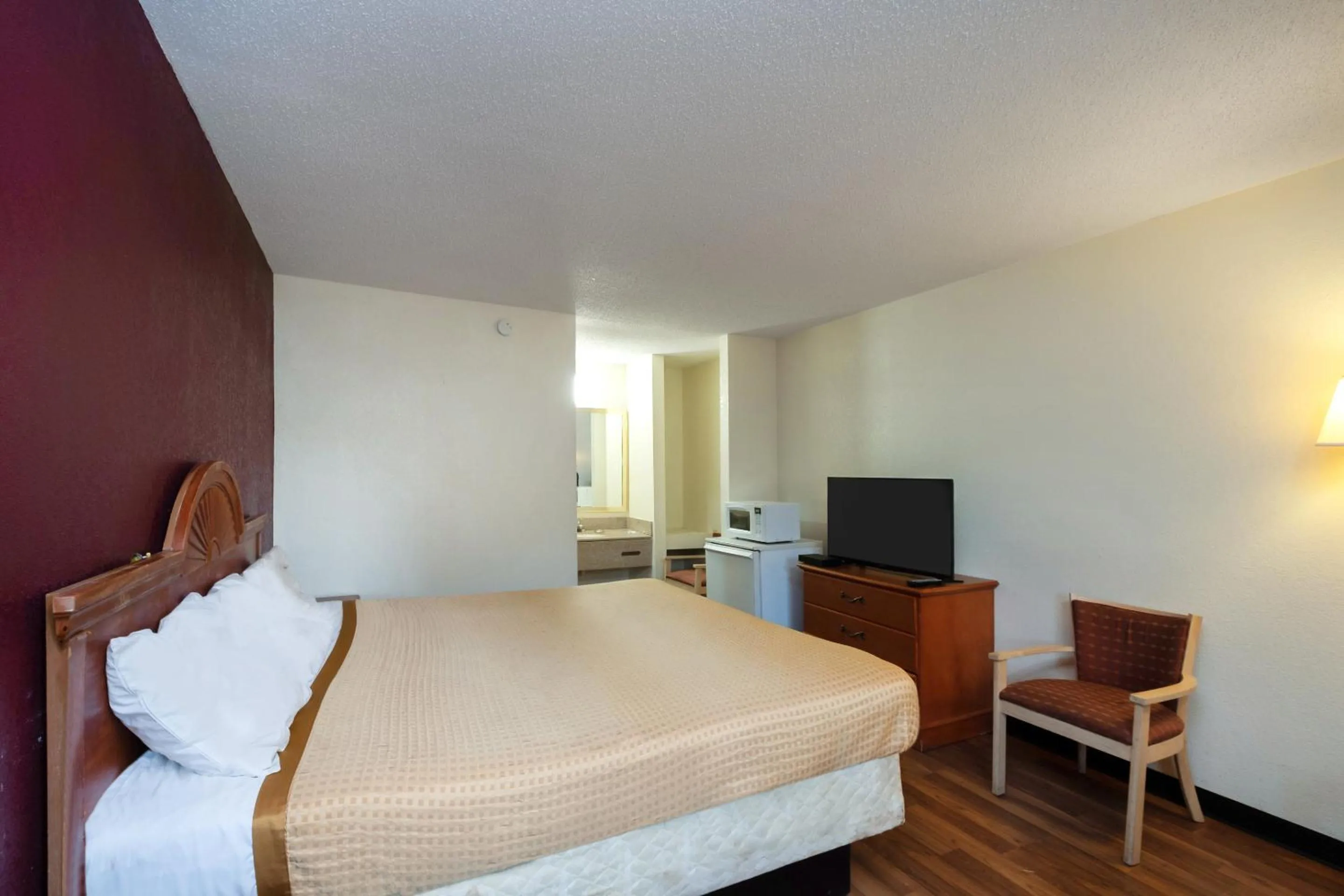 Bedroom, Bed in OYO Hotel Manning SC