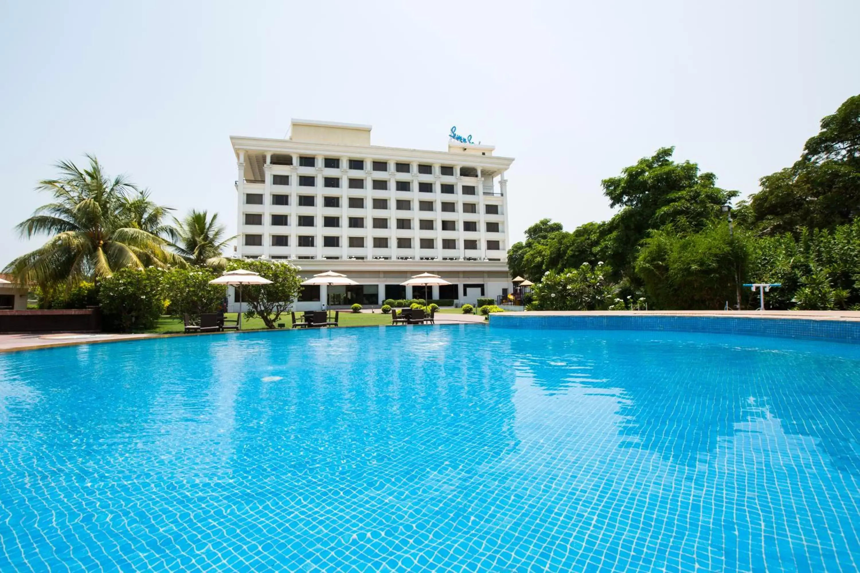 Swimming pool in Sun-n-Sand Shirdi Swimming pool in Sun-n-Sand Shirdi