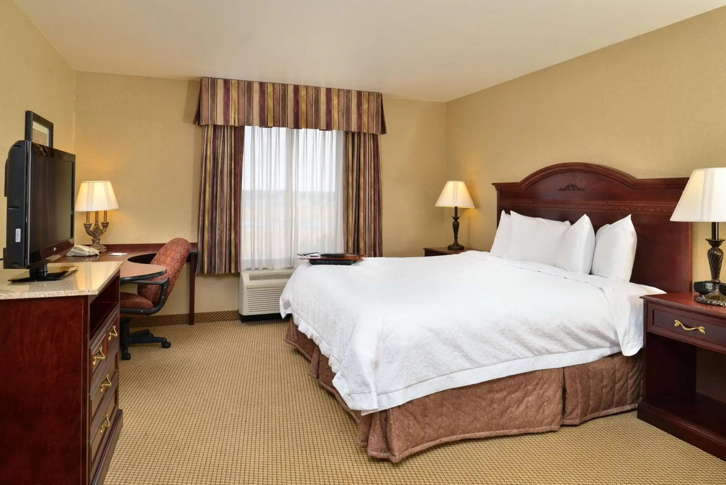 Bed in Hampton Inn & Suites Boise-Meridian