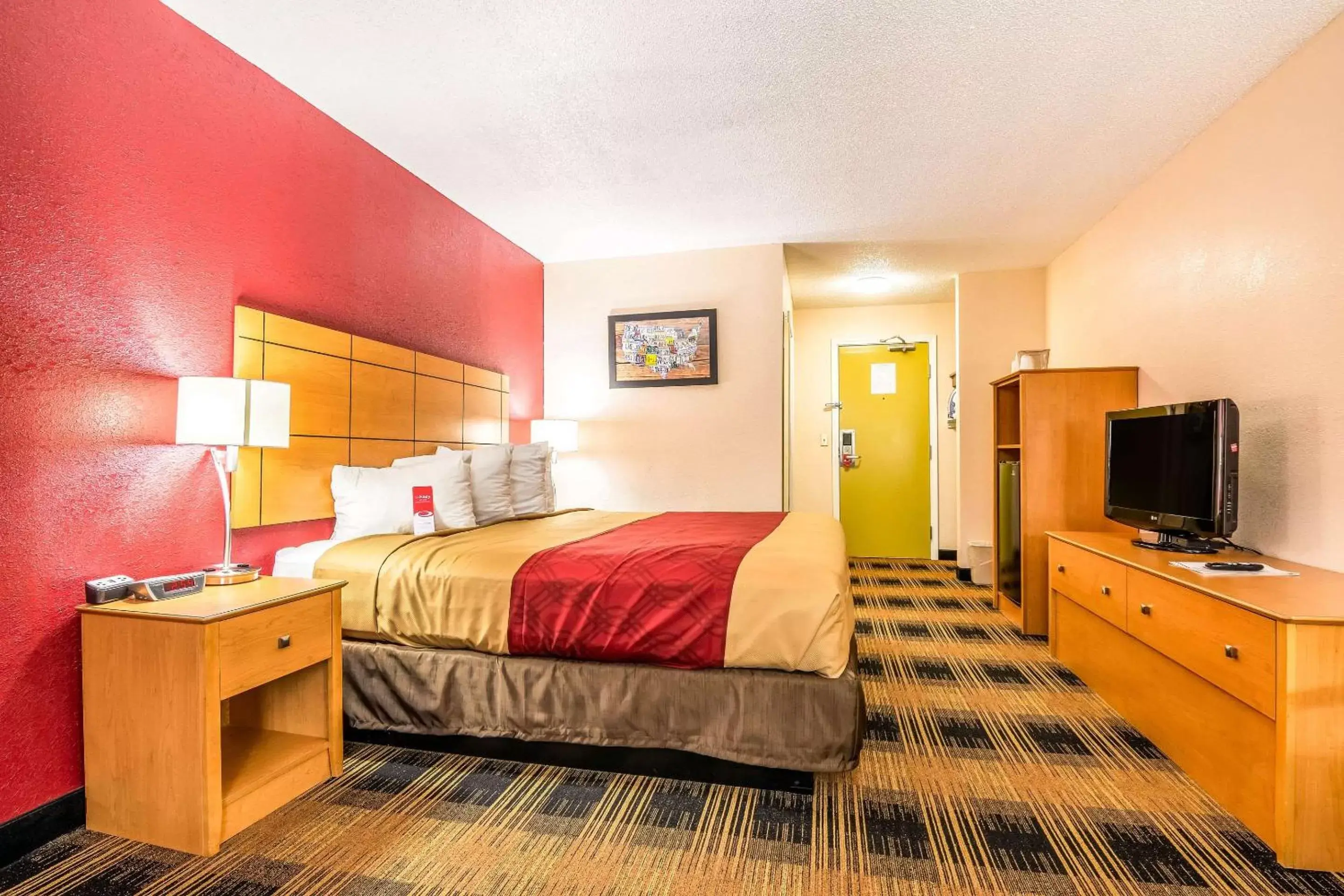 Photo of the whole room, Bed in Econo Lodge Wanamaker