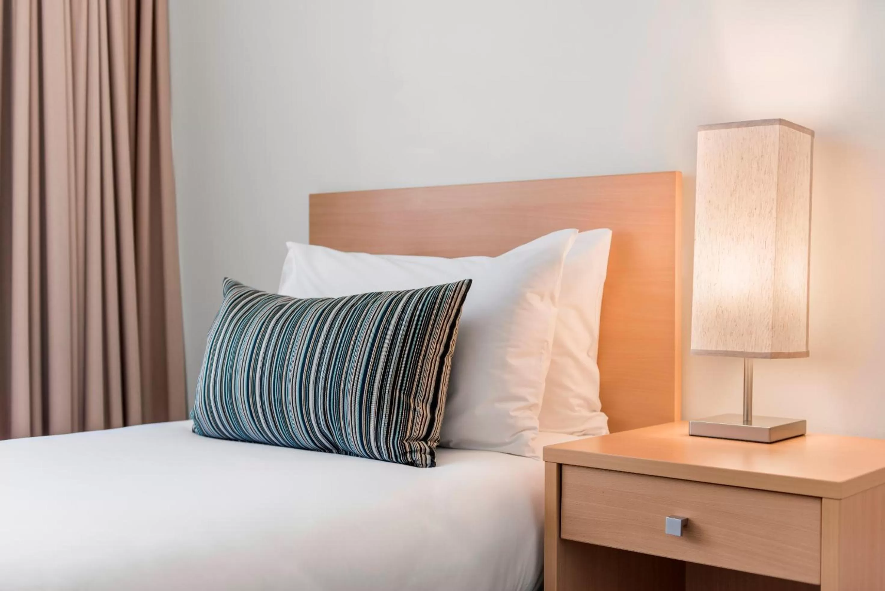 Bedroom, Bed in Franklin Apartments