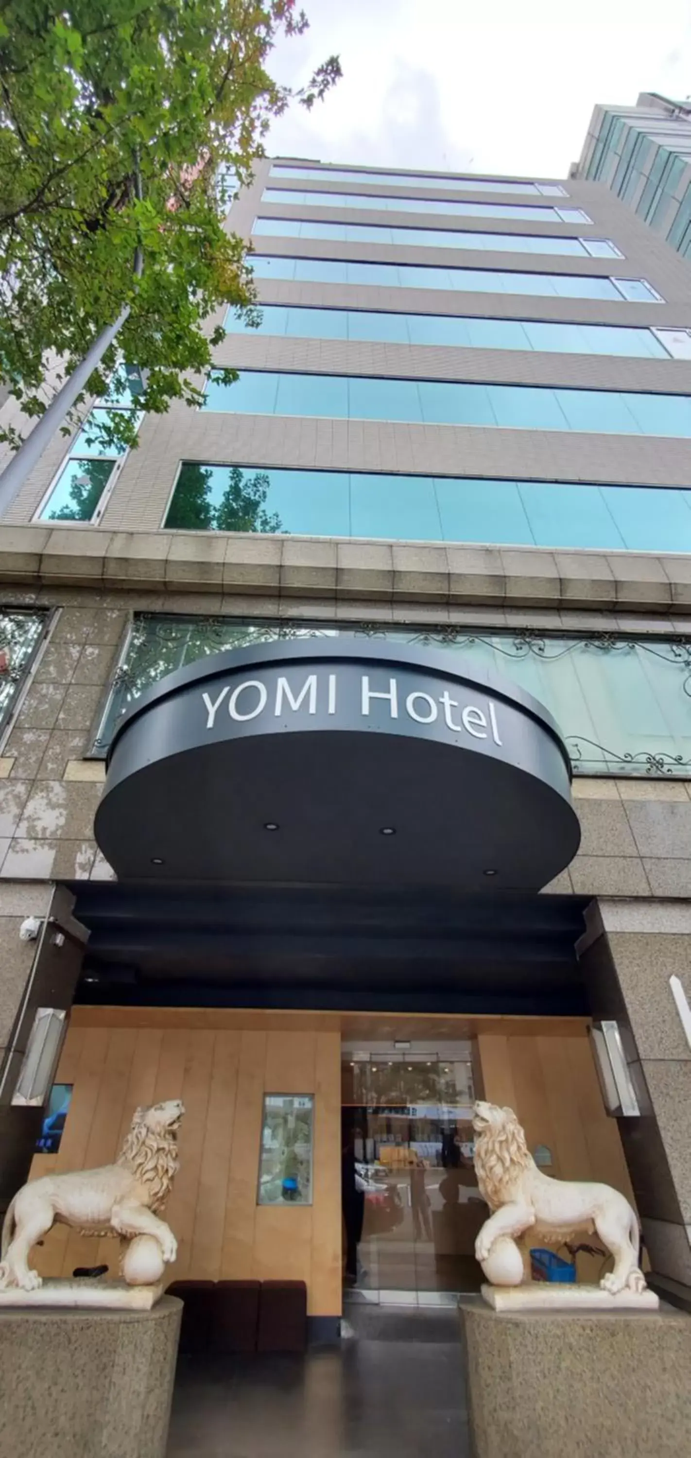 Facade/entrance in Yomi Hotel - ShuangLian MRT