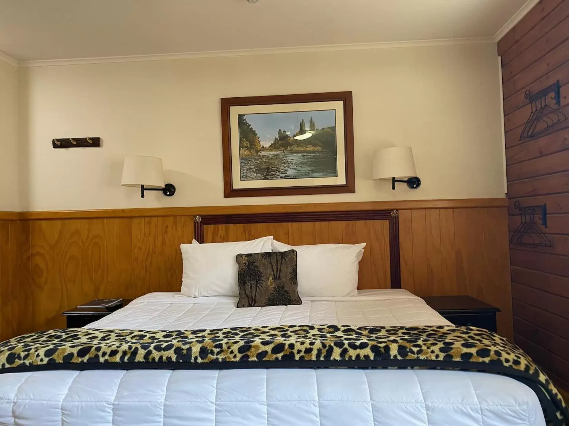 Photo of the whole room, Bed in Lakefront Lodge Taupo