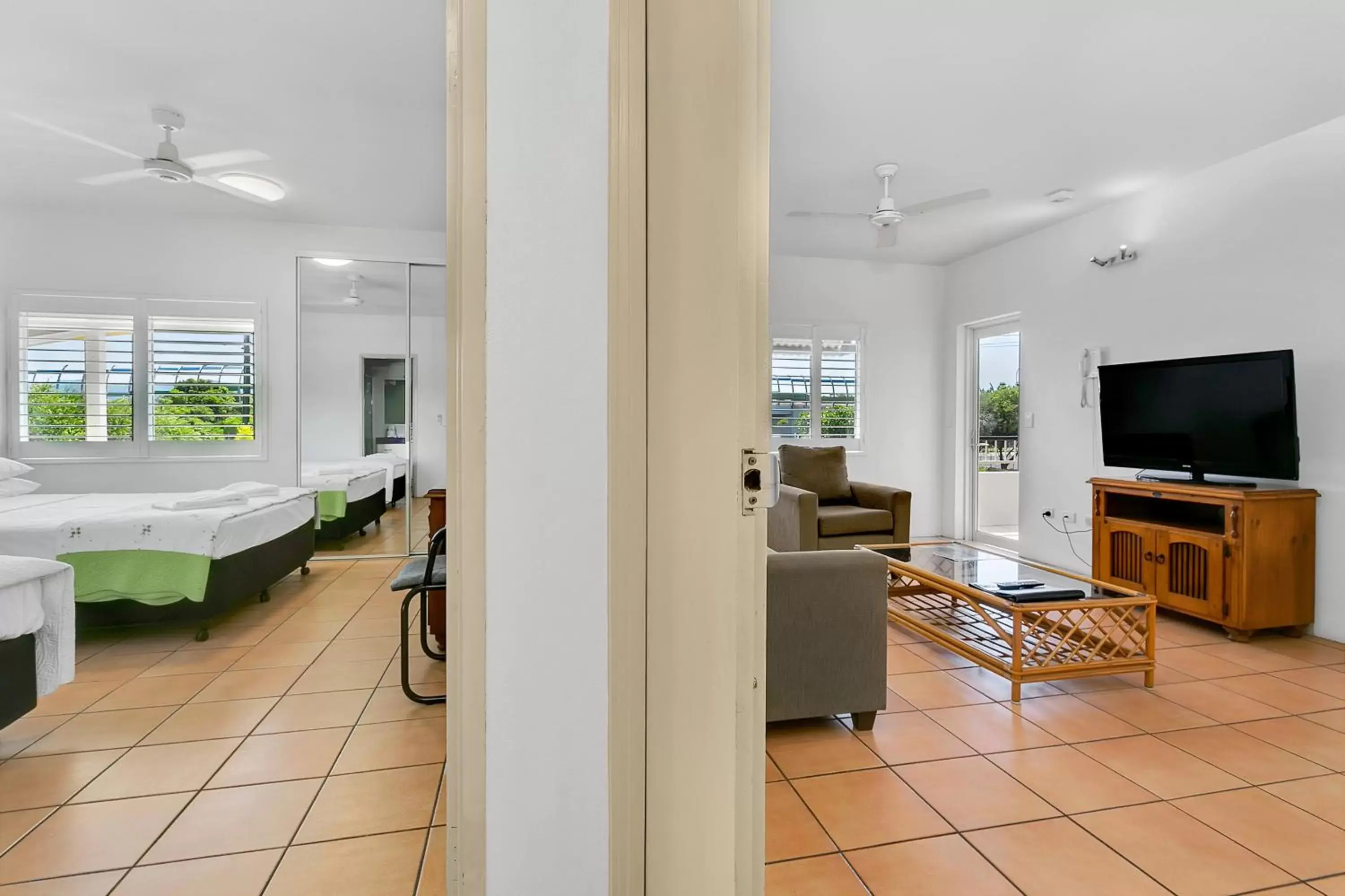 TV and multimedia, TV/Entertainment Center in Cairns Reef Apartments & Motel