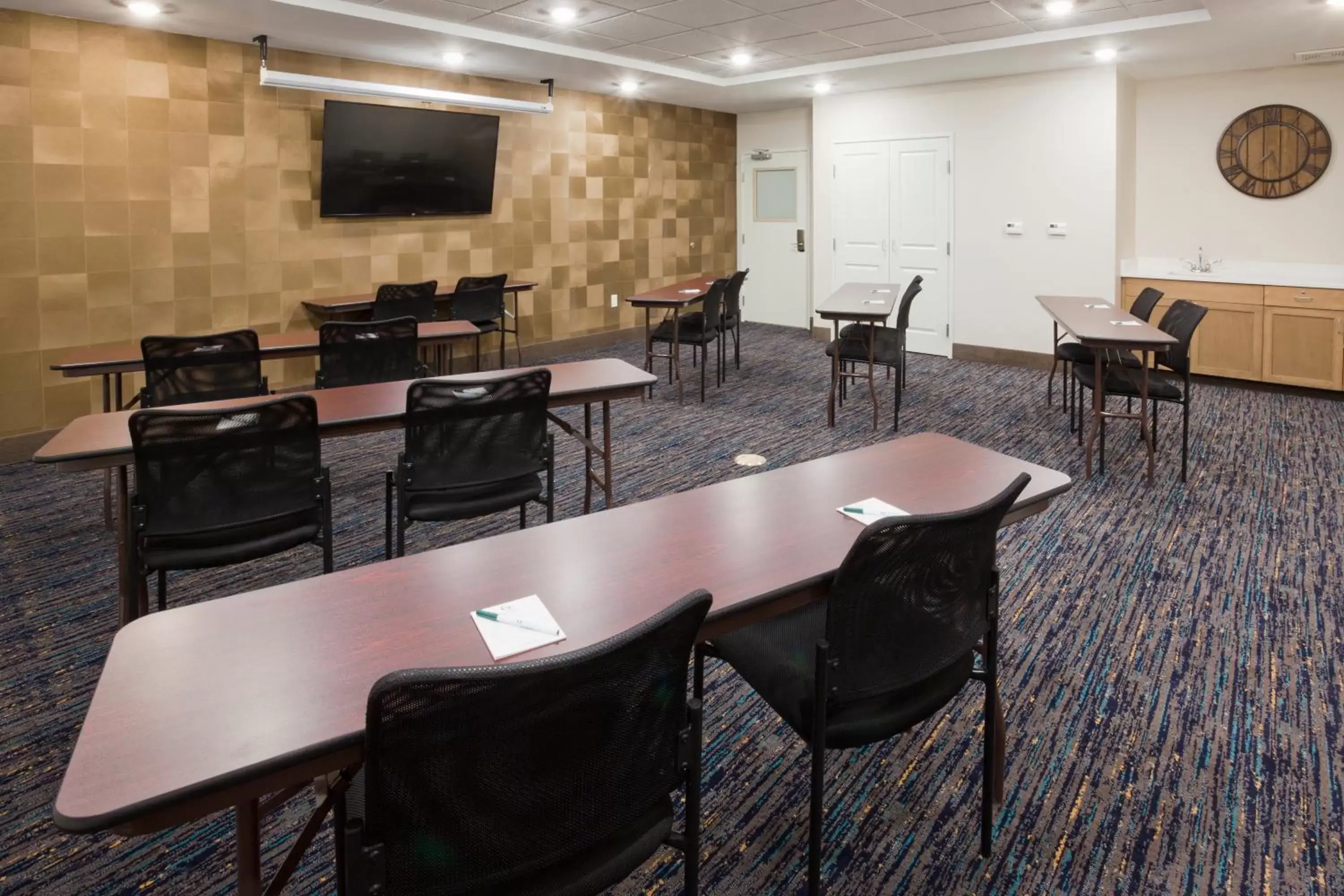 Meeting/conference room, Restaurant/Places to Eat in GrandStay Hotel & Suites