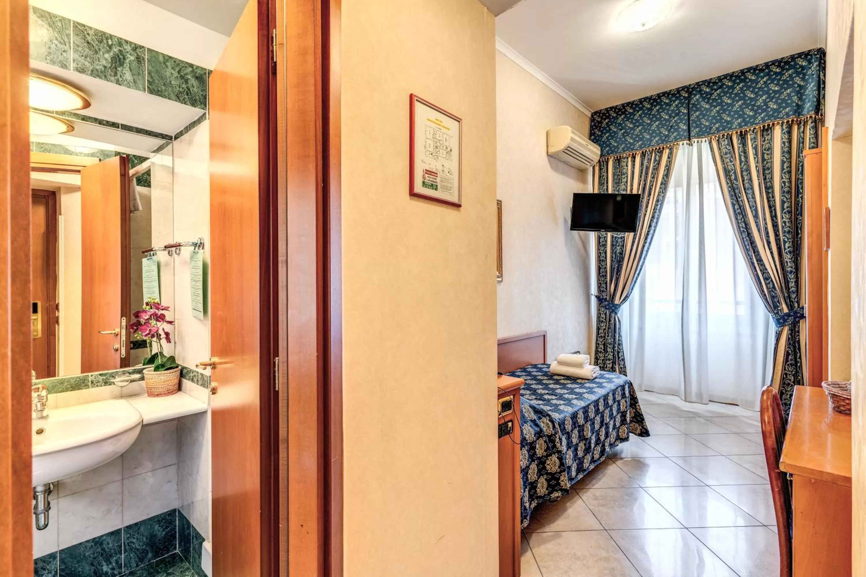 View (from property/room), Bed in Hotel Orlanda